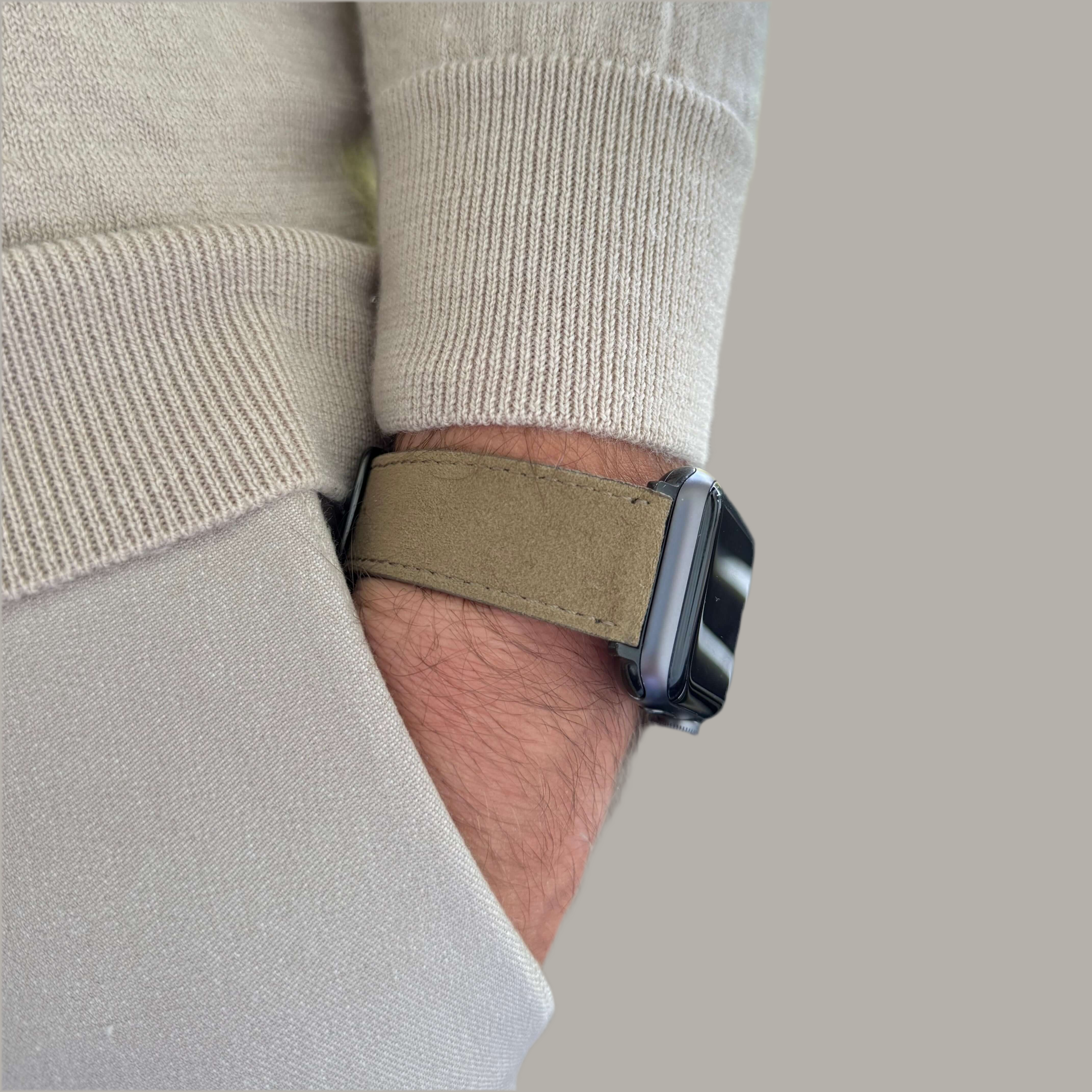 Alcantara – Apple Watch Armband in Beige am Handgelenk, stilvolles Design und Komfort mit minimalistischem Look.