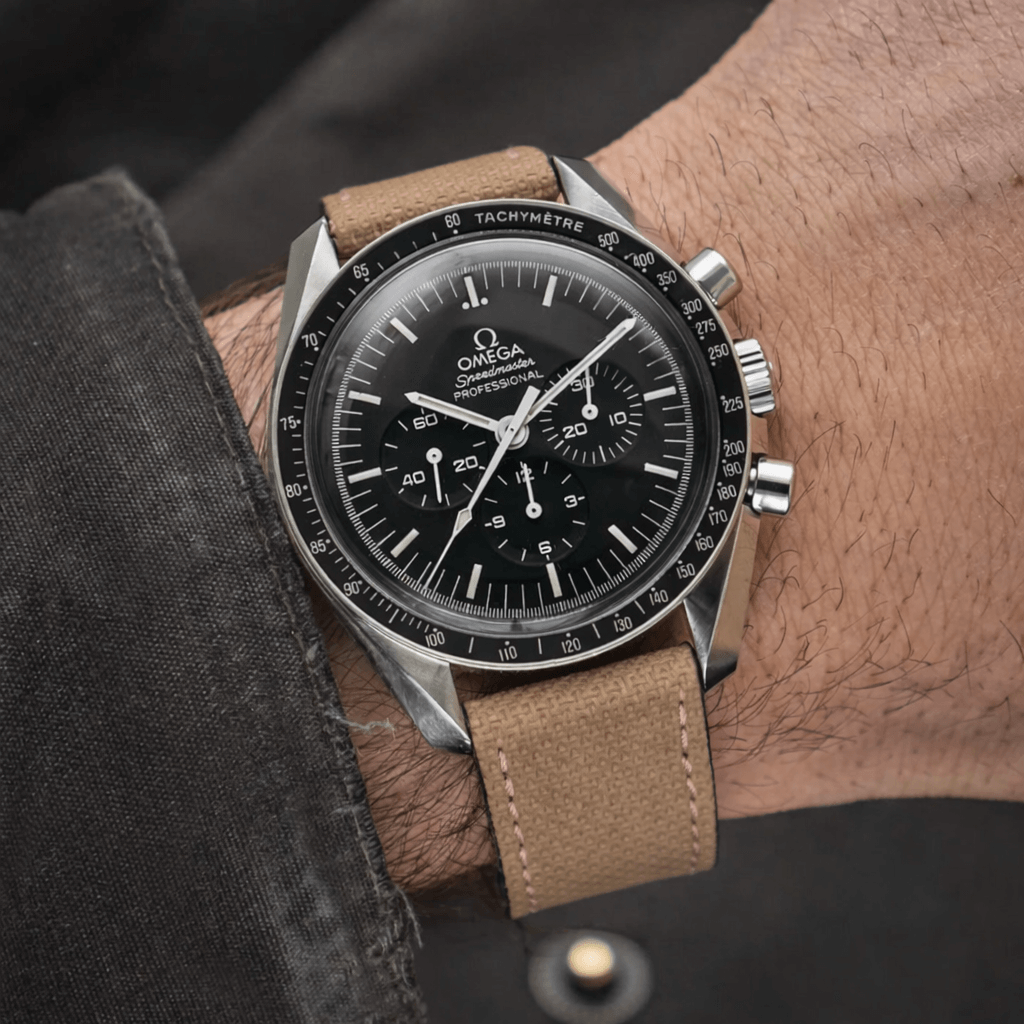 Nautilus – Uhrenarmband aus wasserfestem Leder an einer eleganten Armbanduhr, perfekt für stilvolle und funktionale Verwendung.