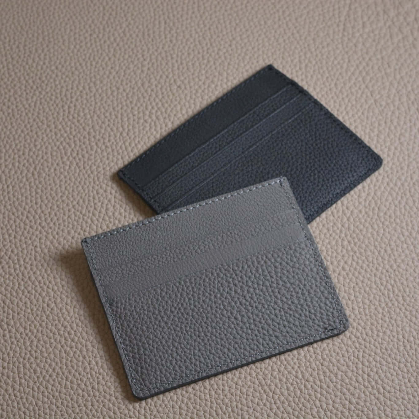 Kreditkartenetui Slim Wallet-Togo Leder aus Fjord, in Schwarz und Grau, edles Design, ultraflach und leicht mit schlichtem Stil.