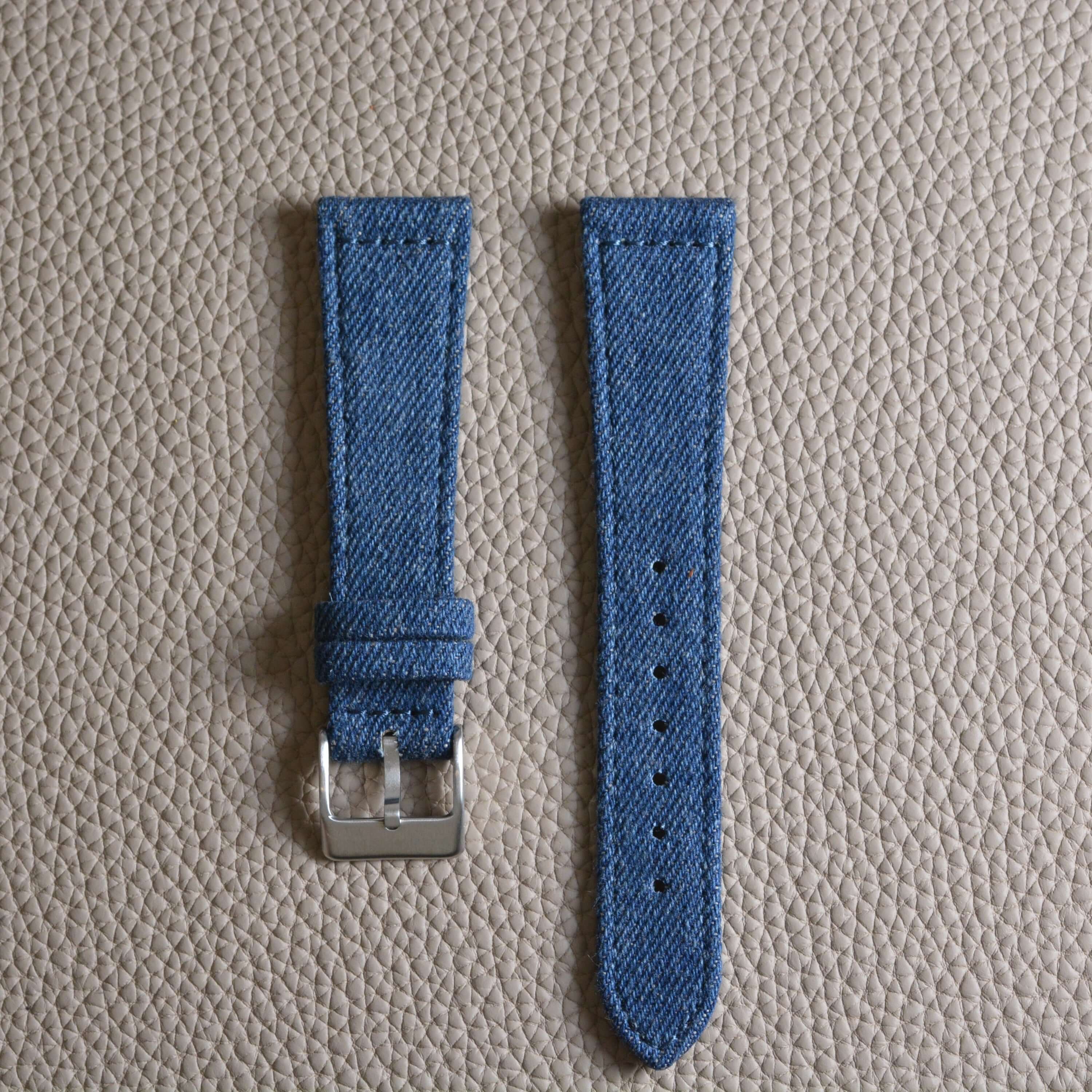 Jeans Uhrenarmband aus japanischem Denim auf strukturierter Oberfläche, langlebig und stilvoll.