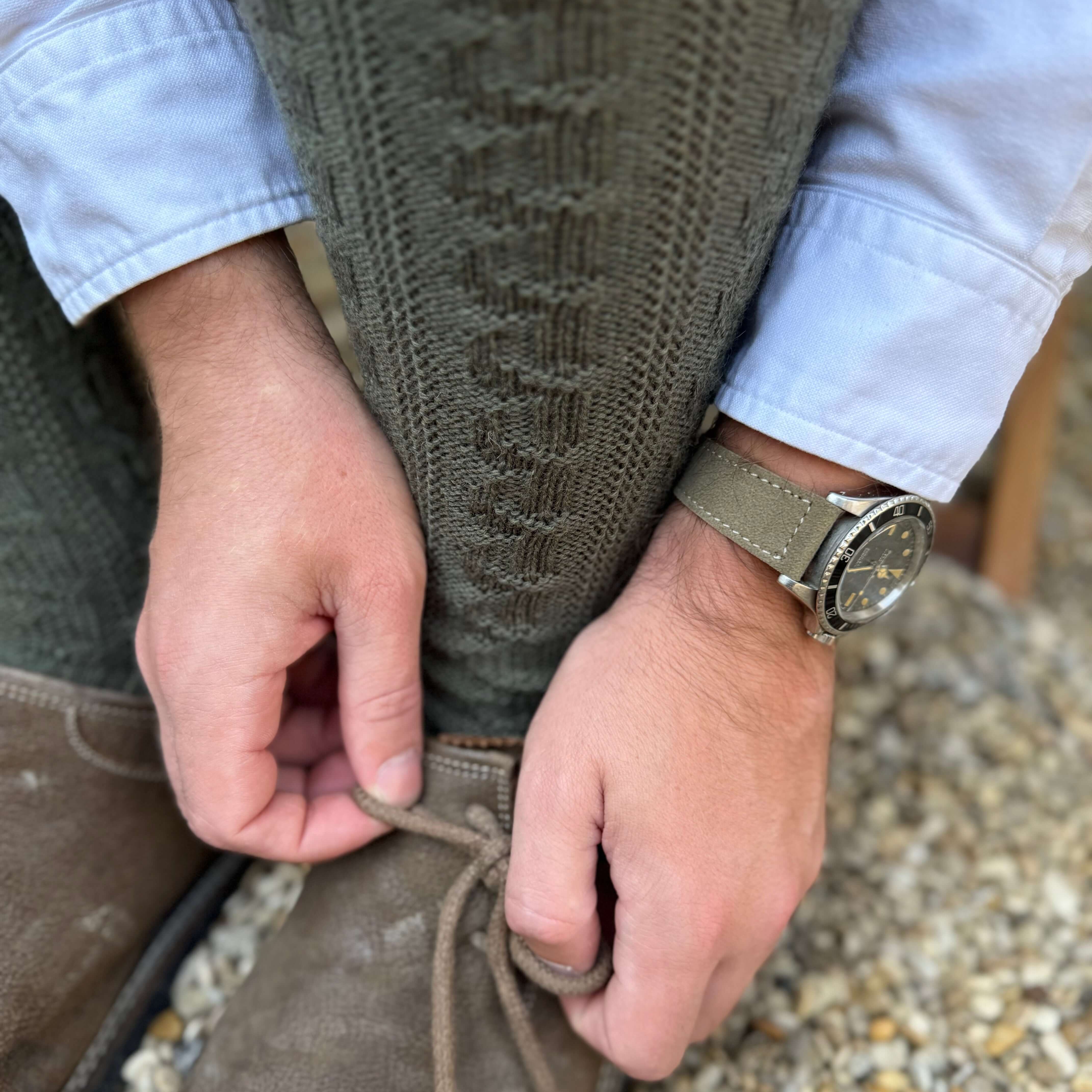 20mm Uhrenarmband aus echtem Lederhosenleder – altsämisch gegerbtes Hirschleder an einem Handgelenk in traditionellen bayerischen Lederhosen.