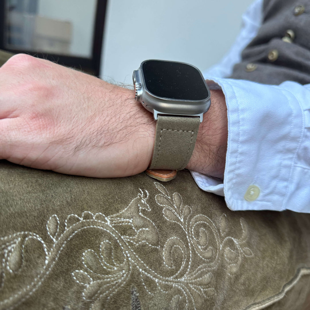 Beiges Apple Watch Ultra Lederhosen Armband – aus altsämisch gegerbtem Hirschleder, perfekt für Oktoberfest, authentisches Design.