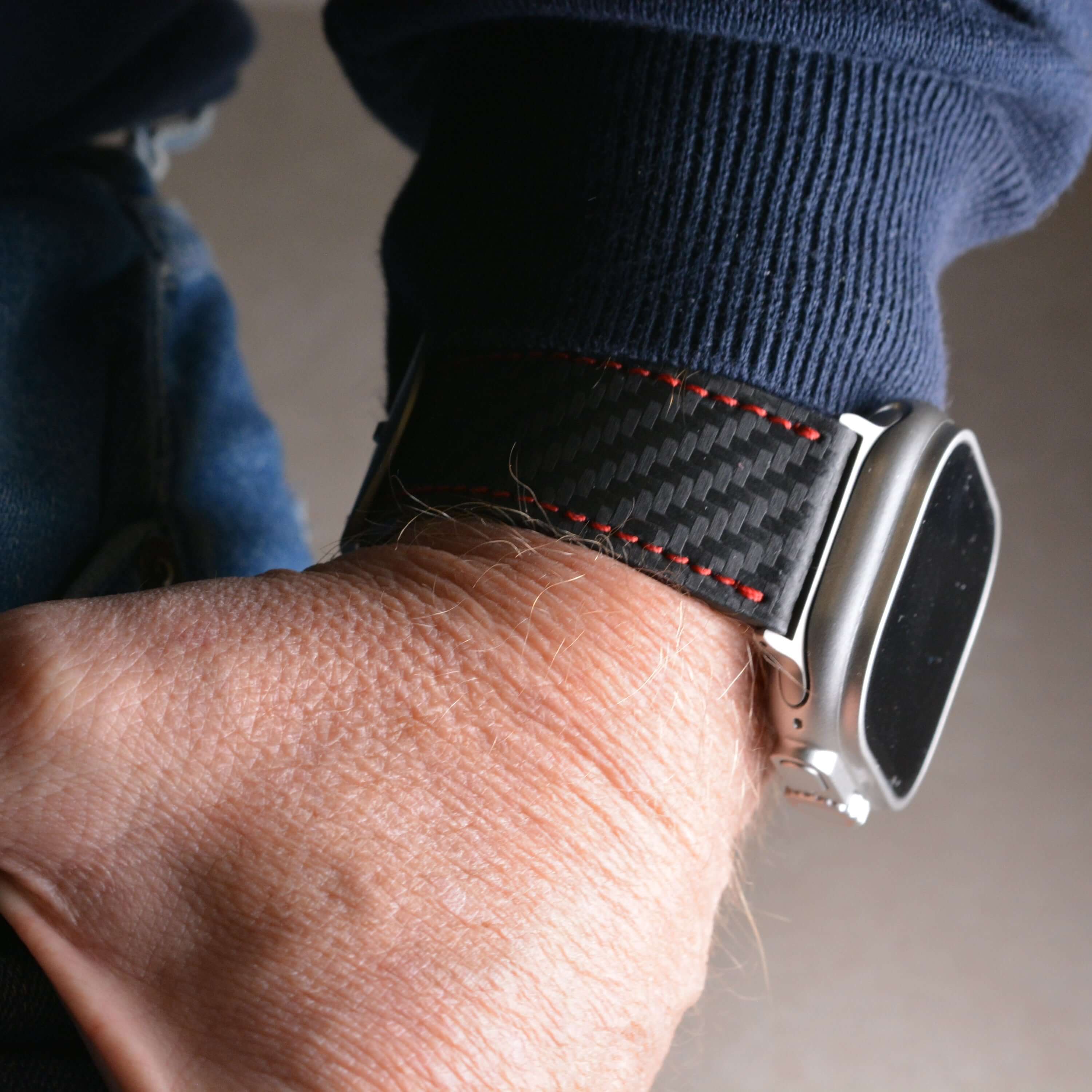 Bergwerk Carbon Rot – Apple Watch Band mit hochwertiger LederCarbon-Struktur, handgefertigt aus deutschem Rindleder, am Handgelenk