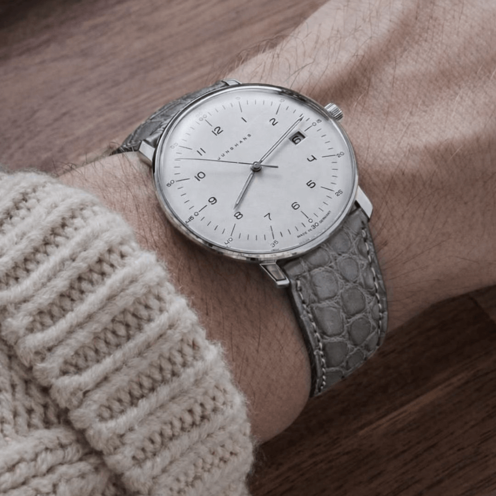 Frosted – Armband aus edlem, matt gefinishtem Louisiana-Alligatorleder in Grau an einer stilvollen Armbanduhr.