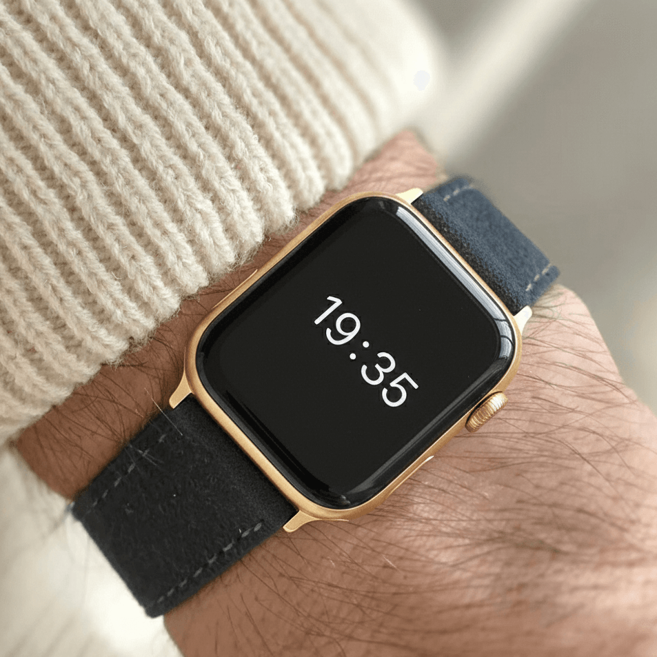 Alcantara – Apple Watch Armband in Dunkelgrau am Handgelenk mit digitaler Uhrzeitanzeige.