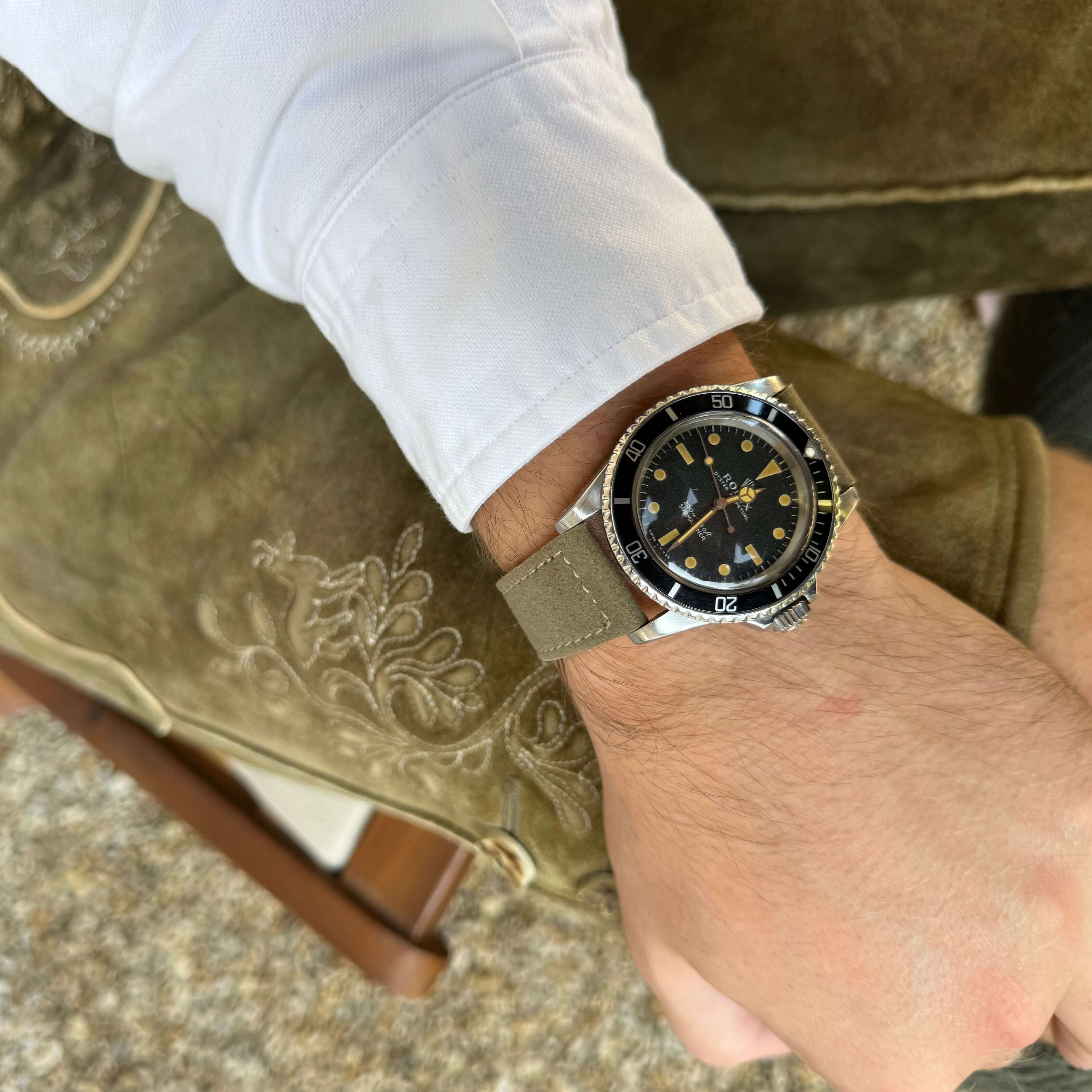 20mm Uhrenarmband aus echtem Lederhosenleder – altsämisch gegerbtes Hirschleder auf Armband.