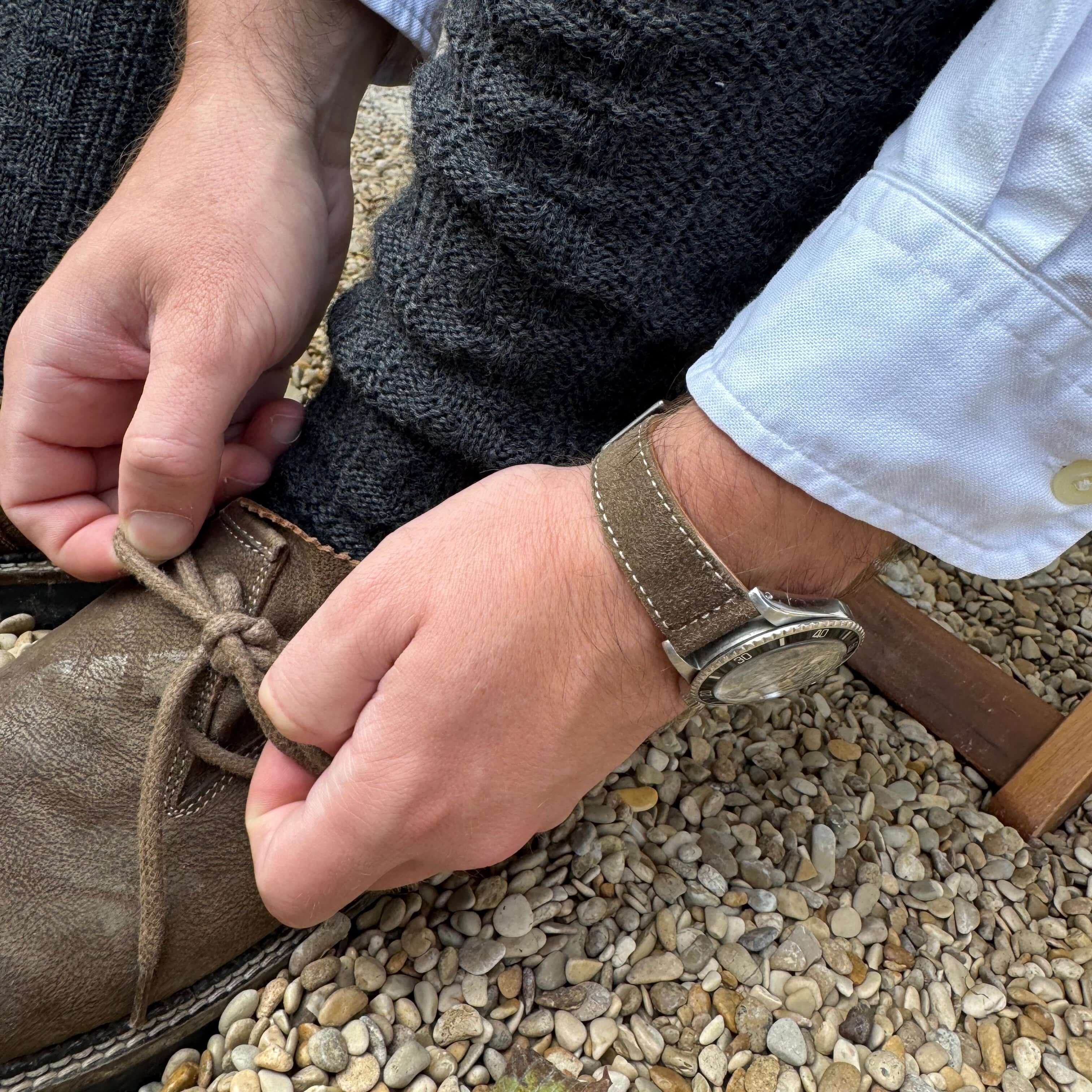 20mm Uhrenarmband aus echtem Lederhosenleder – altsämisch gegerbtes Hirschleder, getragen am Handgelenk beim Schnürsenkel binden