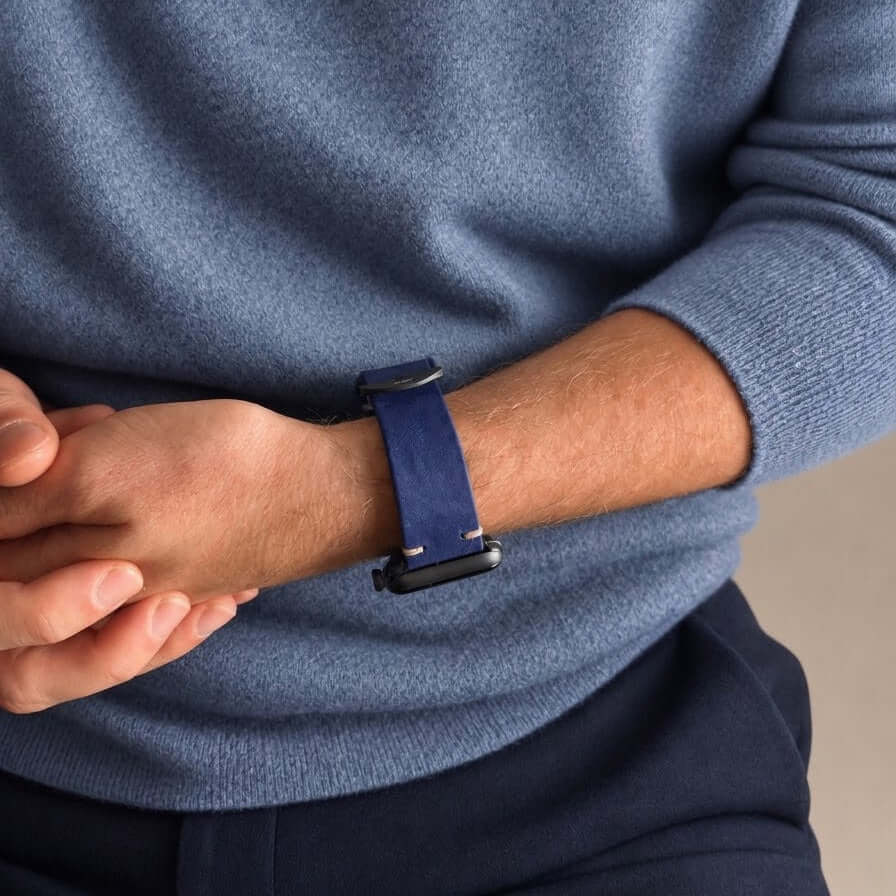 Hunter Apple Watch Armband Leder Blau am Handgelenk eines Mannes, stilvolles Design aus hochwertigem Leder.