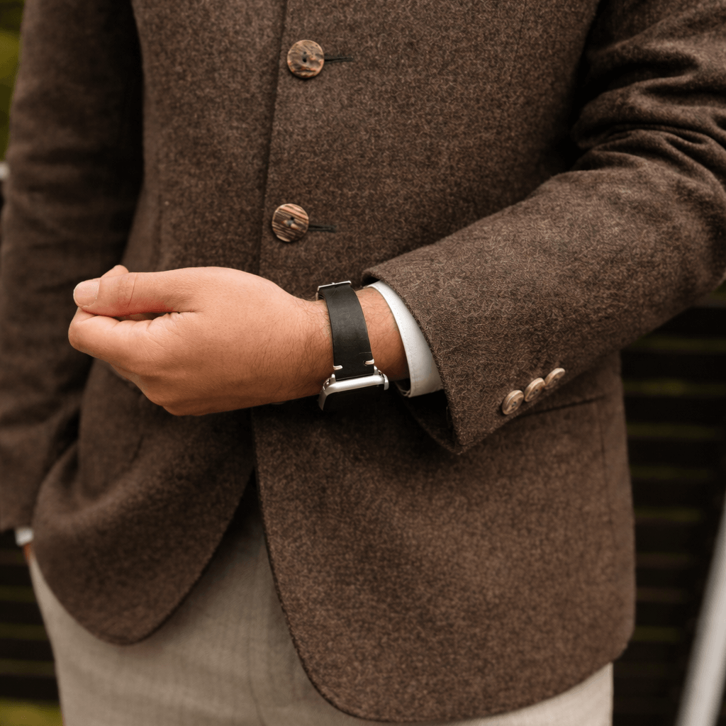 Person trägt Hunter Apple Watch Armband Leder Schwarz, stilvolles Uhrenarmband aus vegetabil gegerbtem Leder.