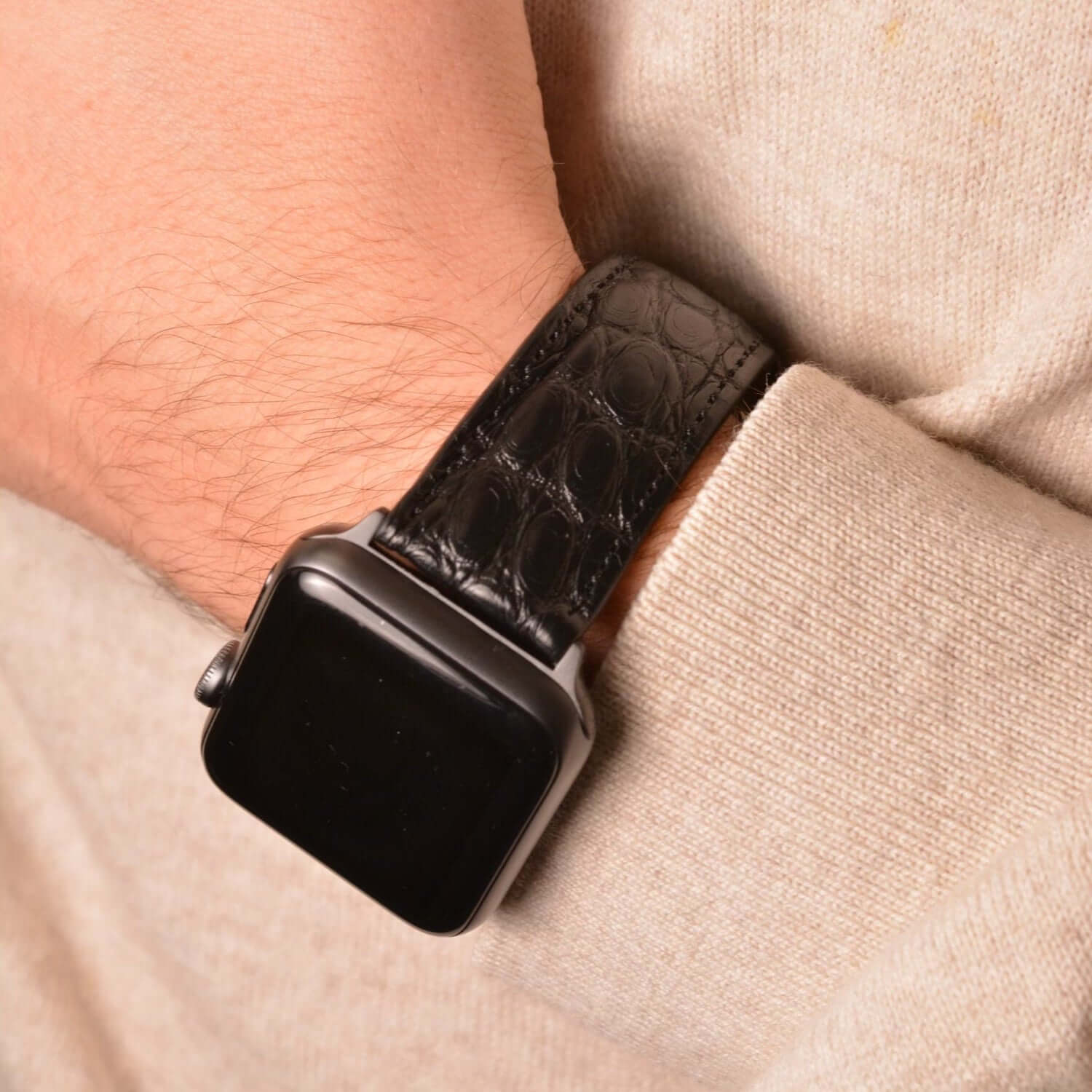Schwarzes Apple Watch Armband Echt Alligator am Handgelenk, elegantes Alligatorleder mit natürlichem Glanz für edle Optik.