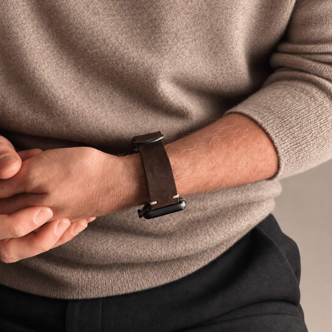 Hunter Apple Watch Armband Leder Dunkelbraun am Handgelenk, elegante Lederoptik und hochwertige Verarbeitung.