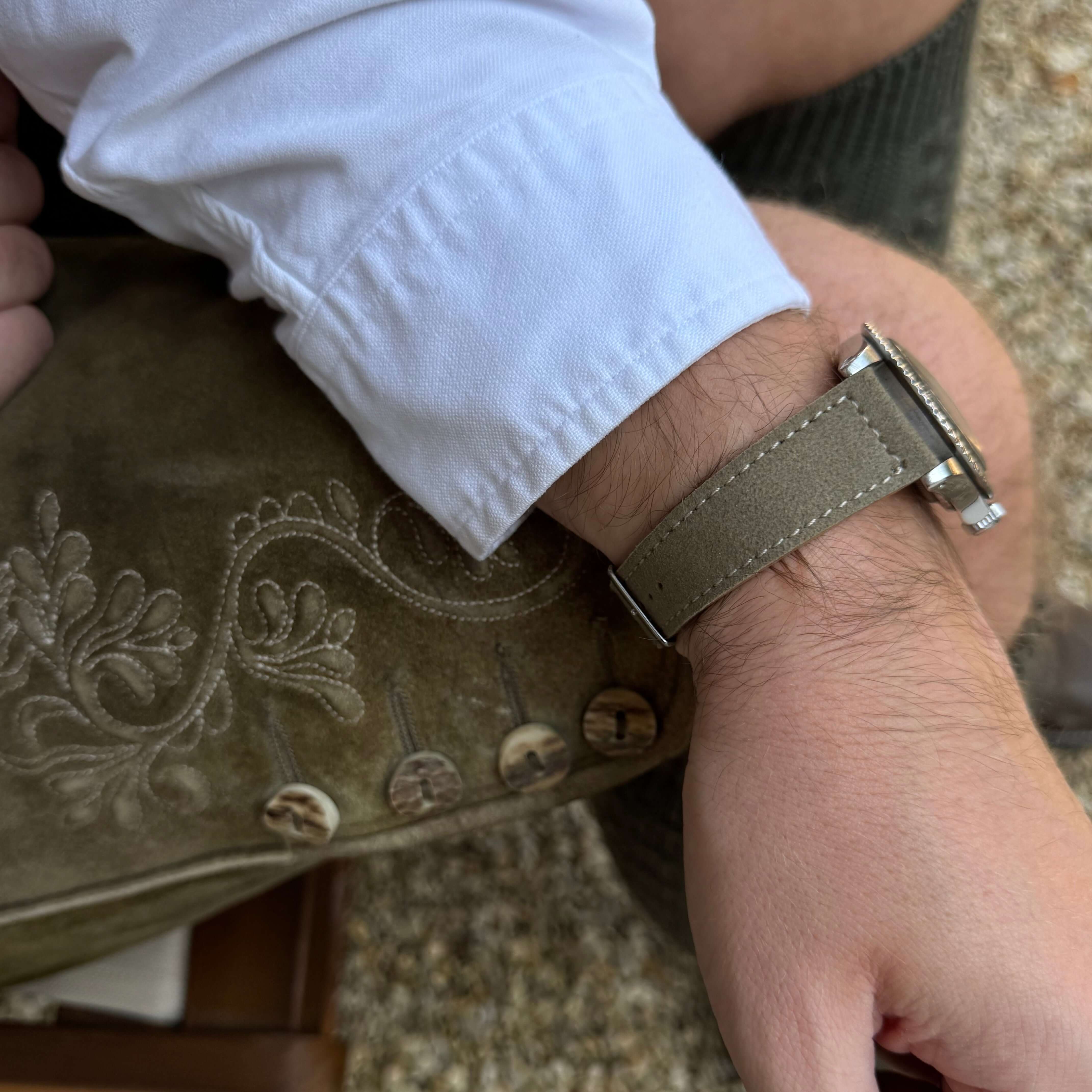 Nahaufnahme des 20mm Uhrenarmbands aus echtem Lederhosenleder – altsämisch gegerbtes Hirschleder mit traditioneller Stickerei.