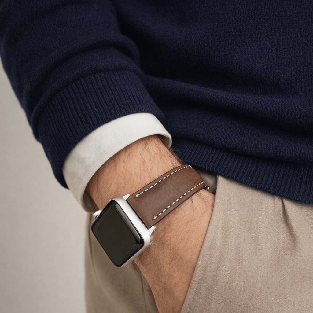Apple Watch Lederarmband Casablanca – Dunkelbraun an einem Handgelenk getragen