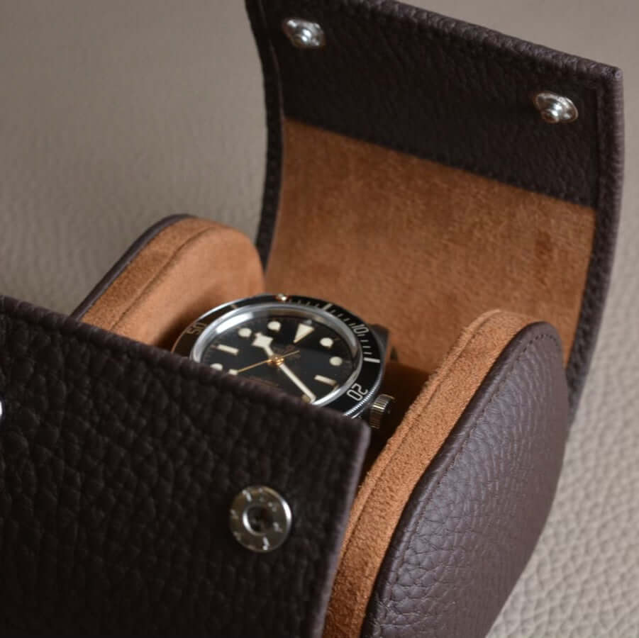 Luxus Uhrenrolle aus Togo Kalbleder von Perlinger, handgefertigte Aufbewahrung für Uhren, elegant und funktional.
