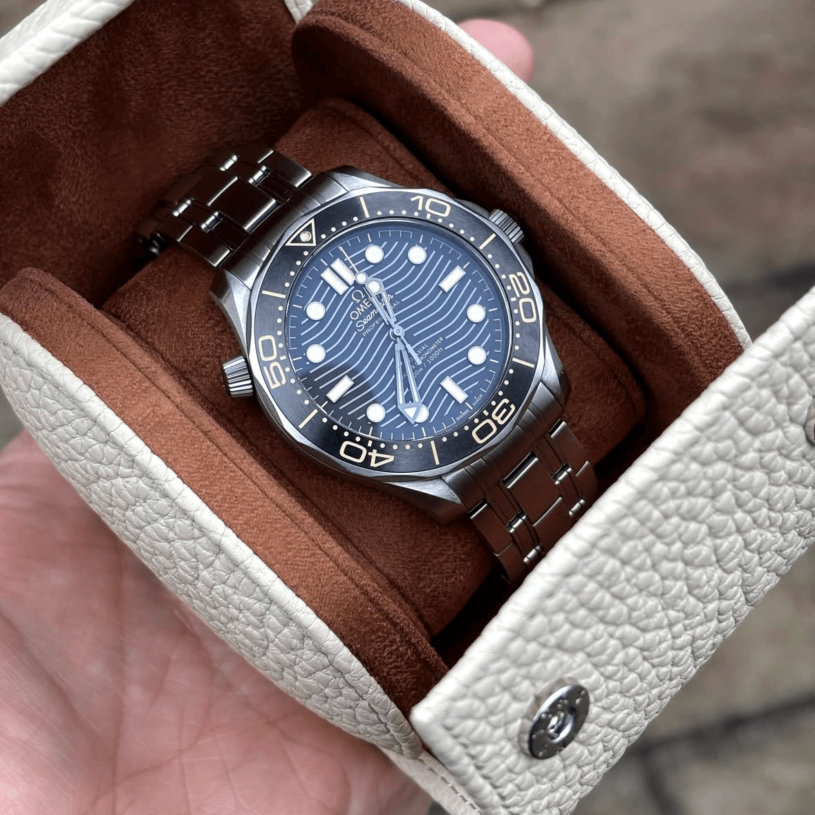 Uhrenrolle für eine Uhr Signature – Hochwertiges deutsches Togoleder, handgefertigt aus robustem Kalbleder, mit Armbanduhr darin