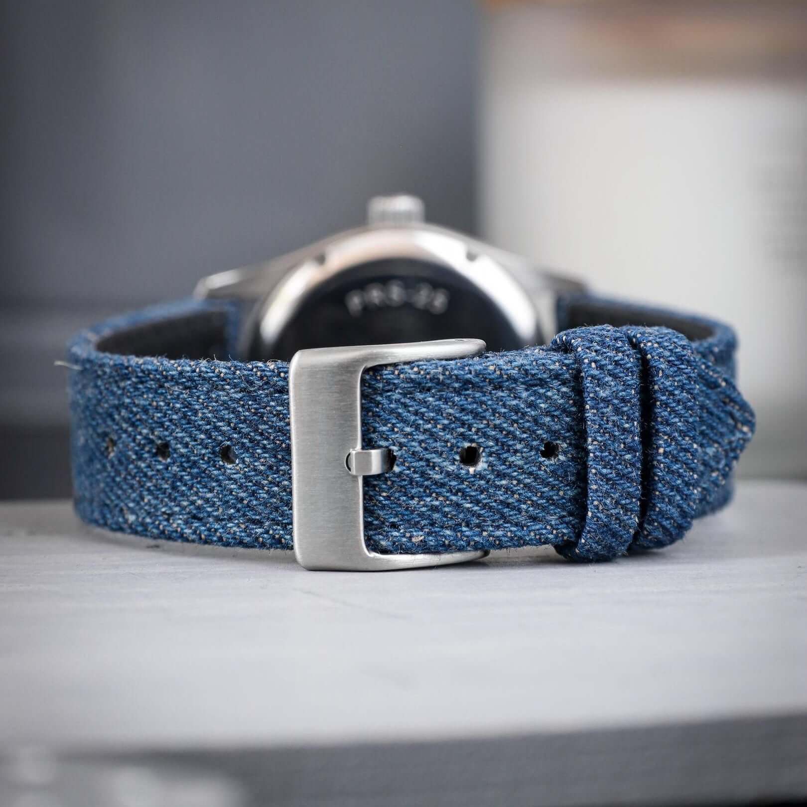 Jeans Uhrenarmband aus japanischem Denim mit markanter Textur und schwarzem Kalblederfutter, urbaner Stil, langlebig und bequem.