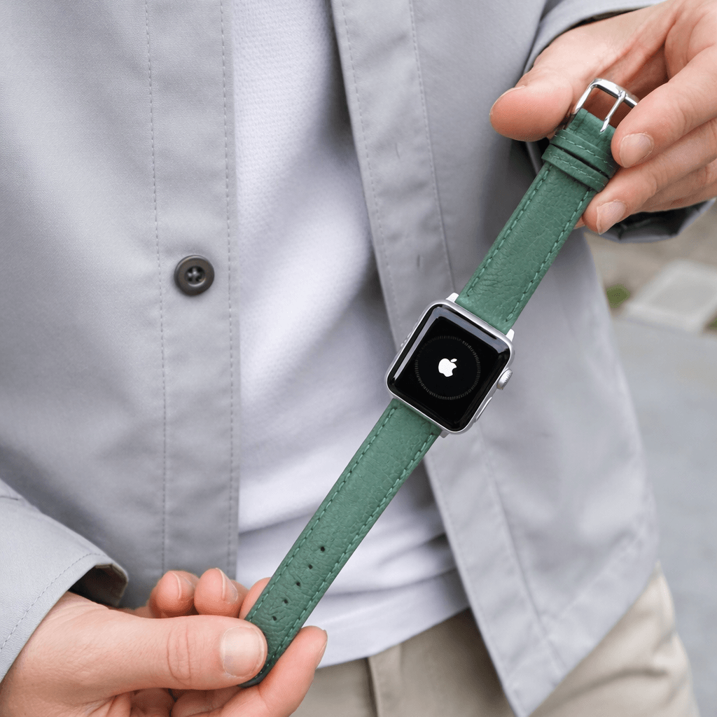 Apple Watch Stierlederarmband Torro Dunkelgrün in natürlichem Umfeld getragen