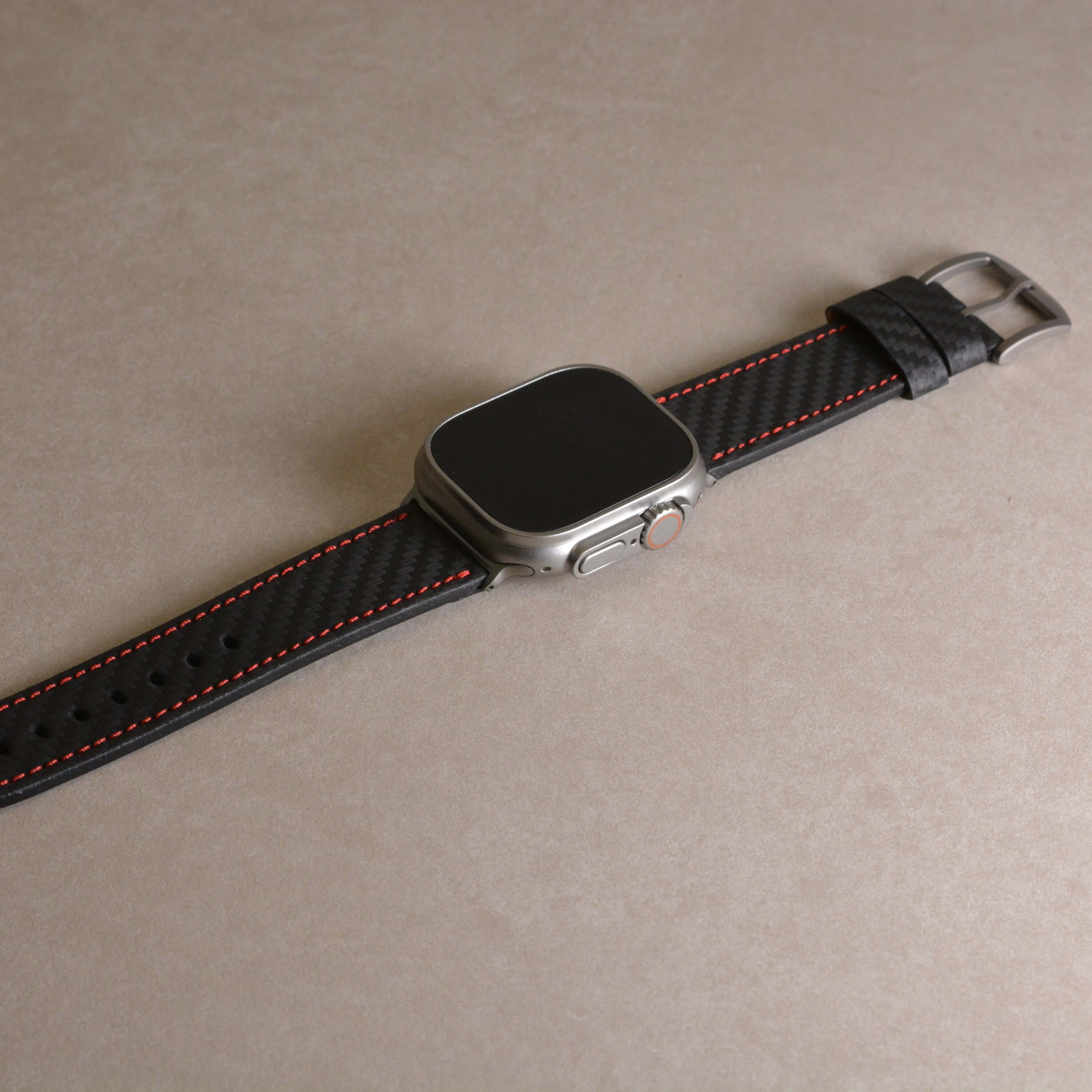 Bergwerk Carbon Rot – Apple Watch Band mit hochwertiger LederCarbon-Struktur aus echtem Rindleder mit Carbon-Prägung