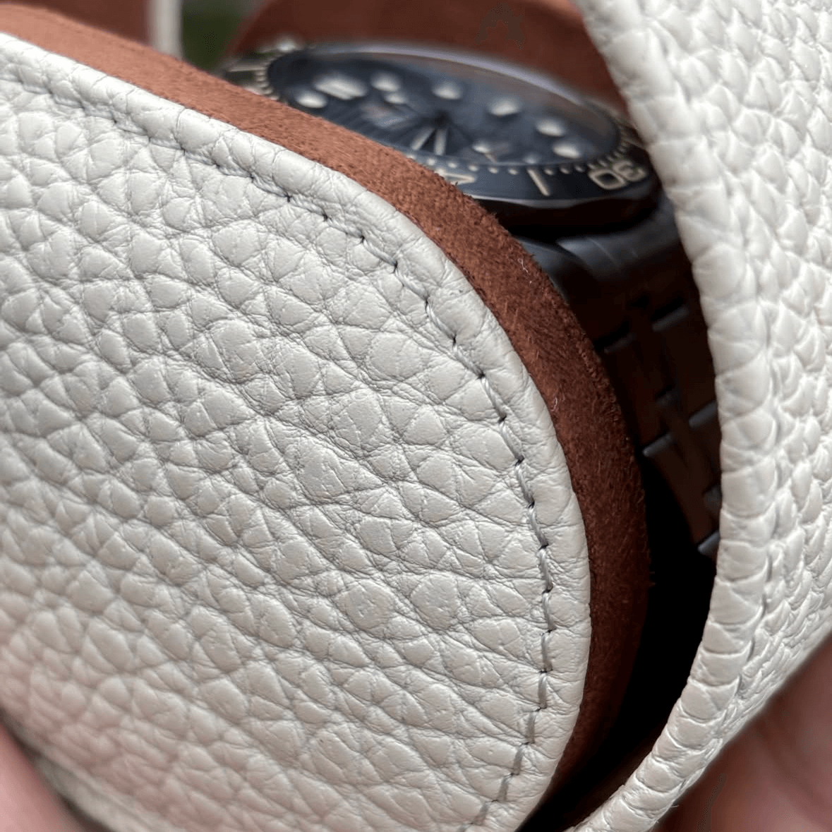 Nahaufnahme Uhrenrolle für eine Uhr Signature – Hochwertiges deutsches Togoleder mit feinem genarbtem Kalbsleder.