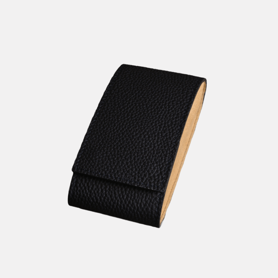 Hochwertiges Uhrenetui aus luxuriösem Fjord Leder, ideal für die stilvolle Aufbewahrung einer Uhr, in elegantem schwarzem Design.