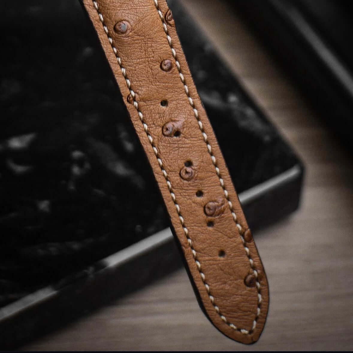 Johannesburg – Uhrenarmband aus feinem Straußenleder in braunem Farbton mit charakteristischen Prägungen.
