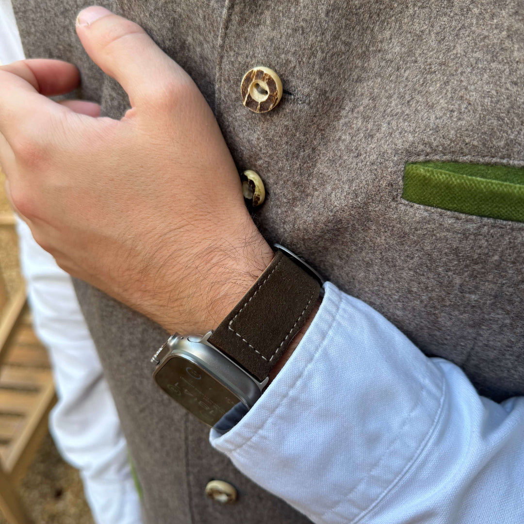 Dunkelbraunes Apple Watch Ultra Lederhosen Armband – aus altsämisch gegerbtem Hirschleder, perfekt für Oktoberfest-Tracht.