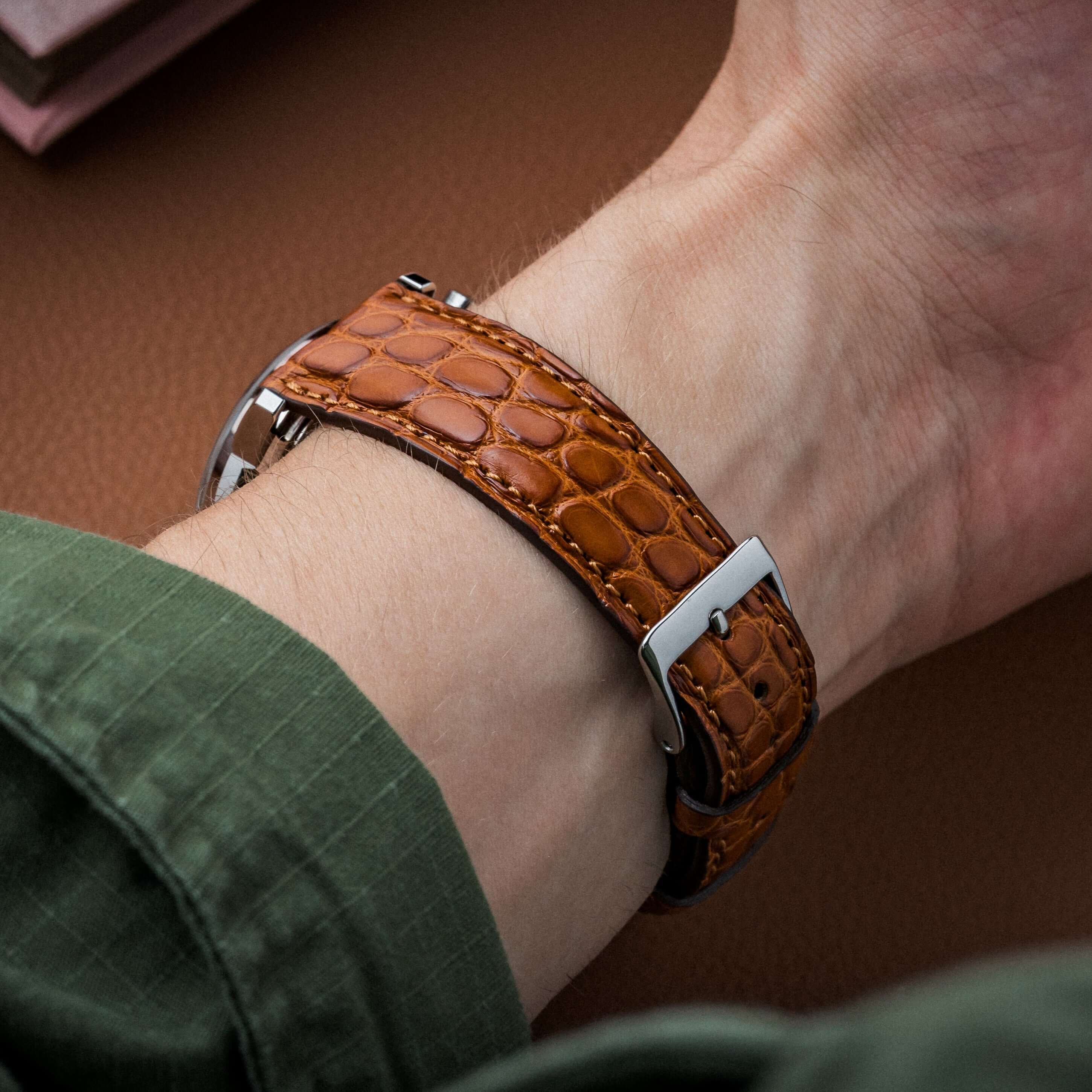 Luxuriöses Uhrenarmband Krokodilleder matt in Braun, gefertigt aus nachhaltig gewonnenem Alligatorleder, getragen am Handgelenk.