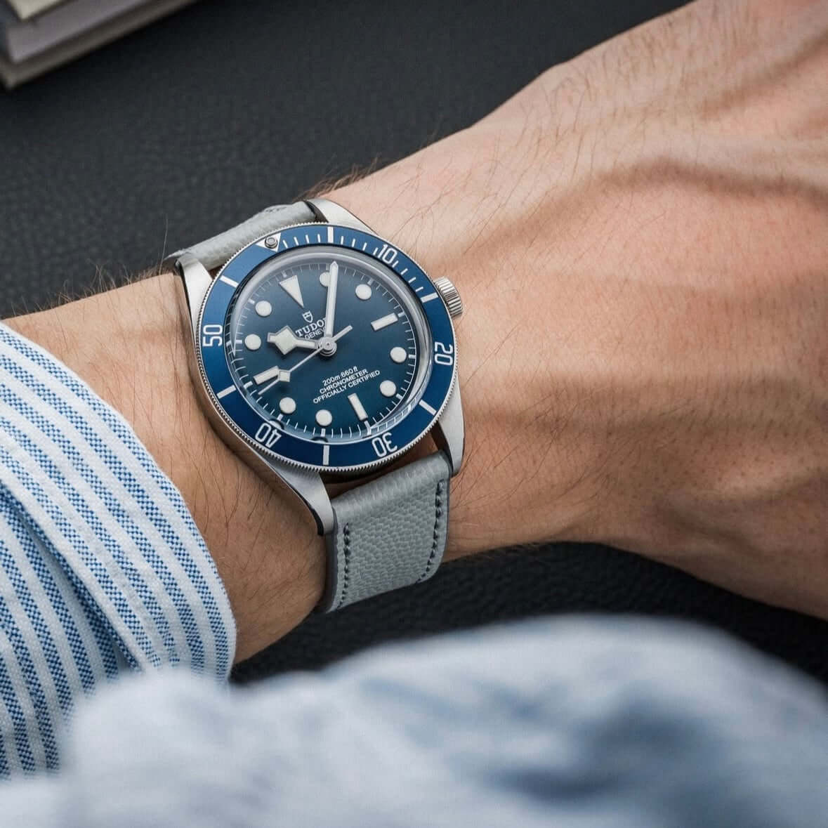 Hochwertiges Uhrenarmband Kaviarleder in Kaviar Beige an einer Luxusuhr, edle Struktur, zeitloses Design am Handgelenk