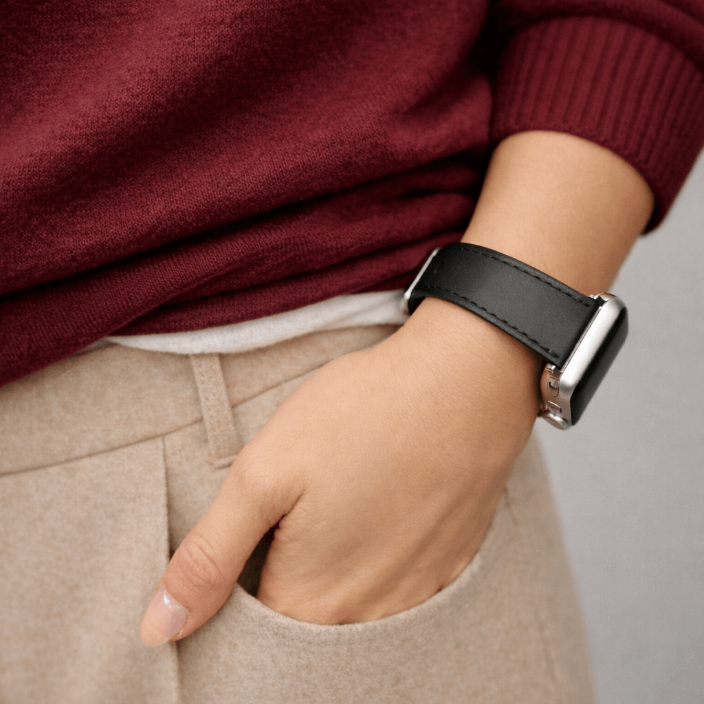 Schwarzes Apple Watch Armband Leder - Bidart, stilvolles Barenia Lederarmband für Business und Casual Outfits, gezeigt am Handgelenk