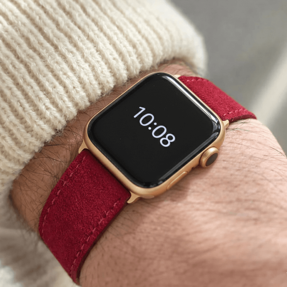 Alcantara – Apple Watch Armband in Rot, stilvolles Armband in leuchtendem Rot für Apple Watch, kombiniert mit goldener Uhr.