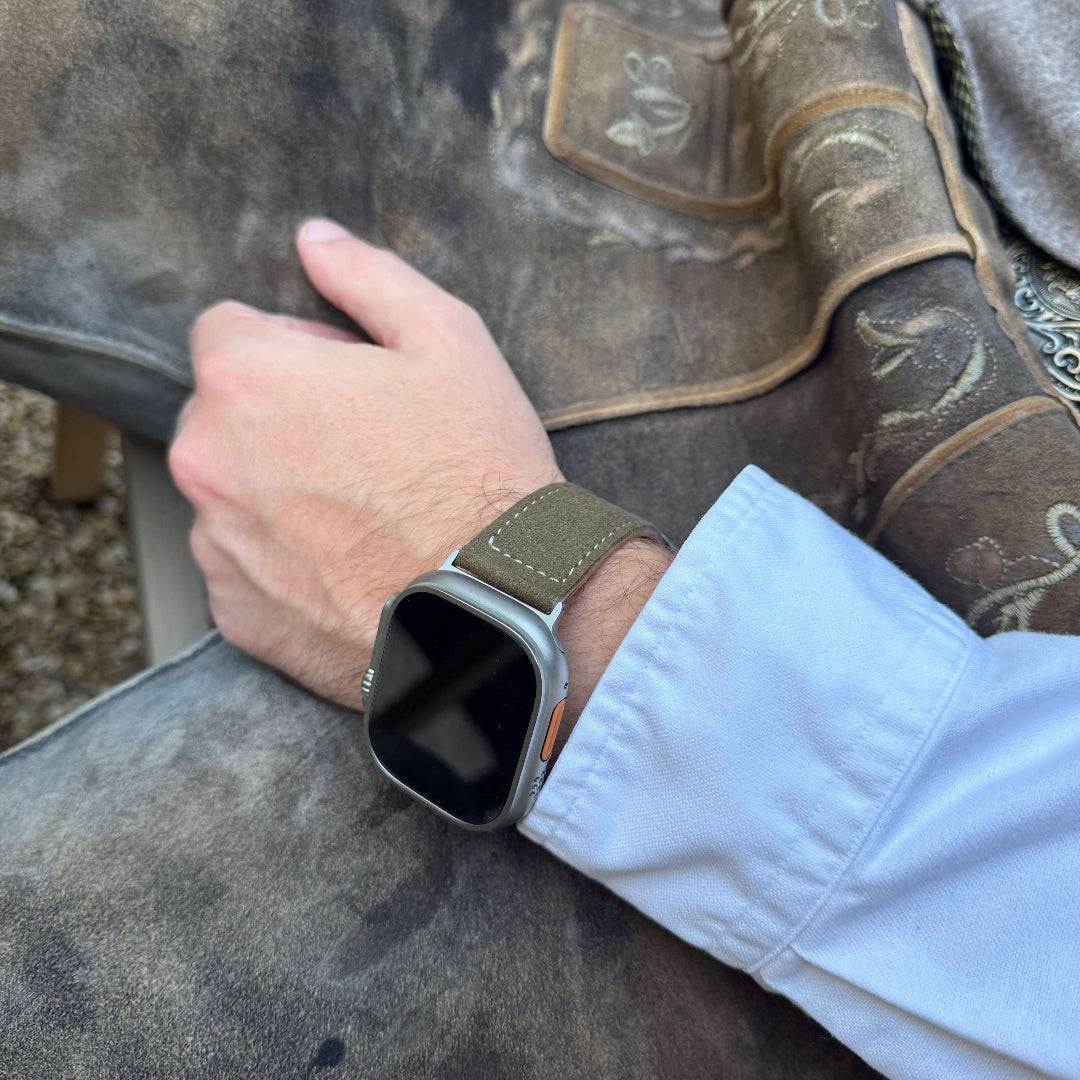 Olivebraun Apple Watch Ultra Lederhosen Armband – aus altsämisch gegerbtem Hirschleder zur Schau, passend für Oktoberfest.