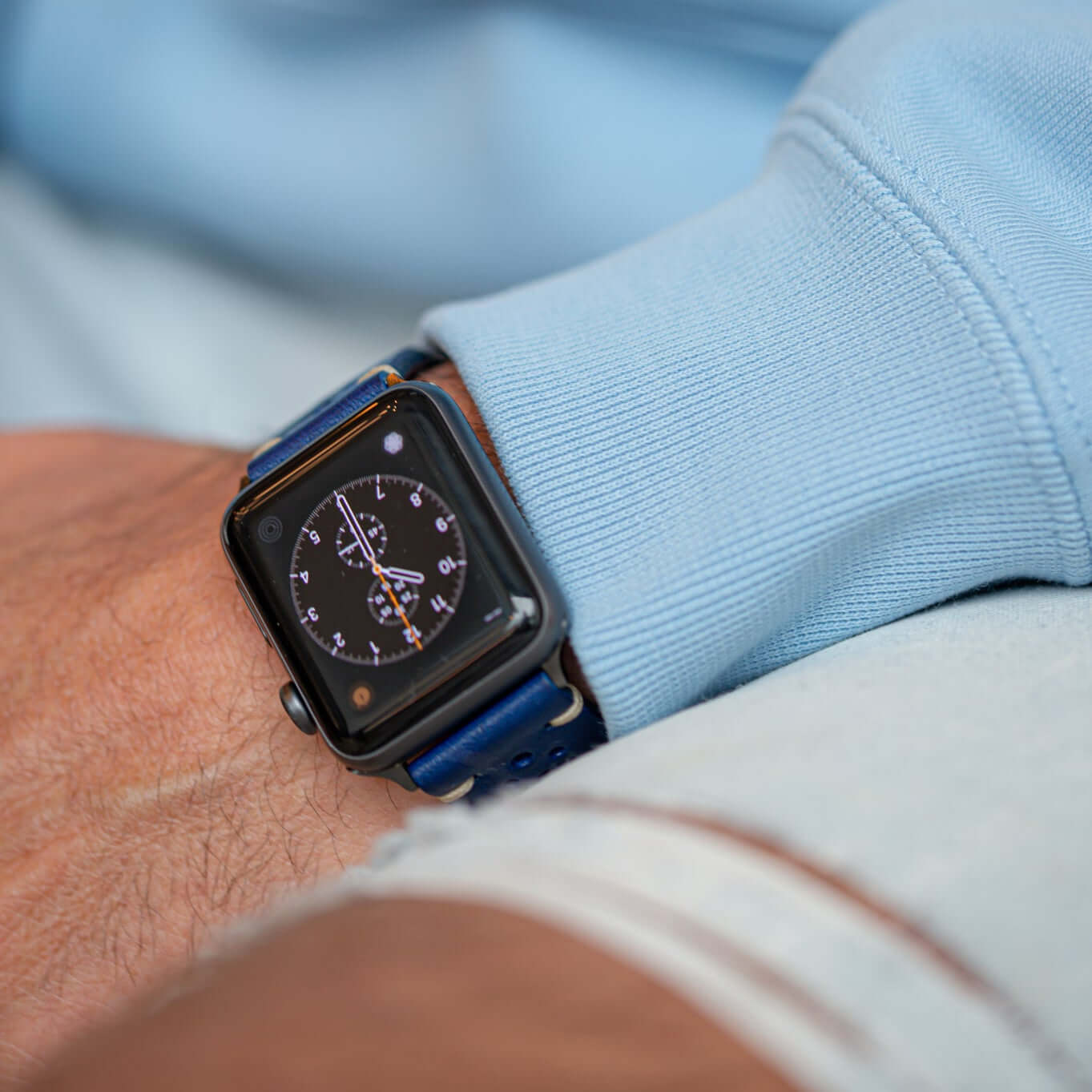 Rallye Lederband für Apple Watch – Blau, sportliches Design aus italienischem Leder, handgefertigt in Bayern, getragen am Handgelenk.