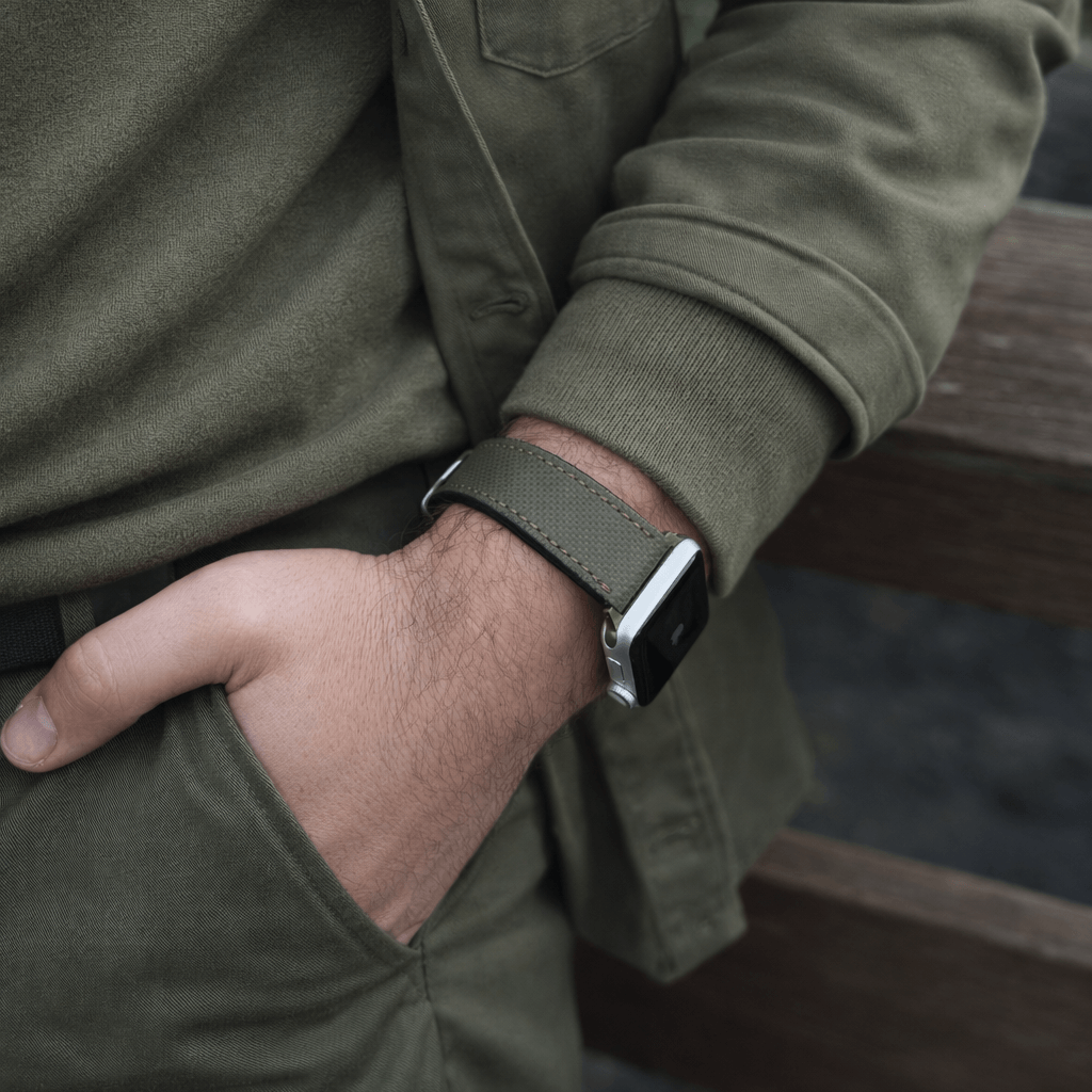 Olivgrünes Apple Watch Lederarmband Wasserfest | Nautilus in Outdoor-Umgebung, perfekt für Sport und Aktivitäten.