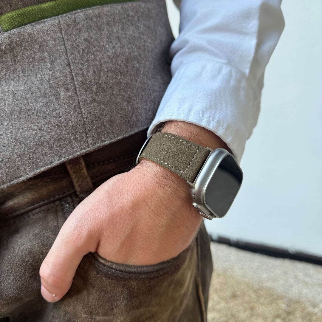 Olivebraun Apple Watch Ultra Lederhosen Armband – aus altsämisch gegerbtem Hirschleder, inspiriert von Oktoberfest Lederhosen-Design.