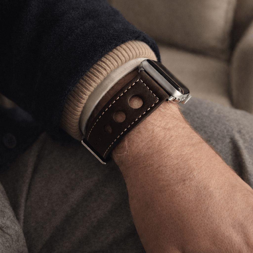 Tragen eines dunkelbraunes Rallye Apple Watch Lederarmband im Panerai-Stil, handgefertigt aus deutschem Kalbleder, an einem Handgelenk.