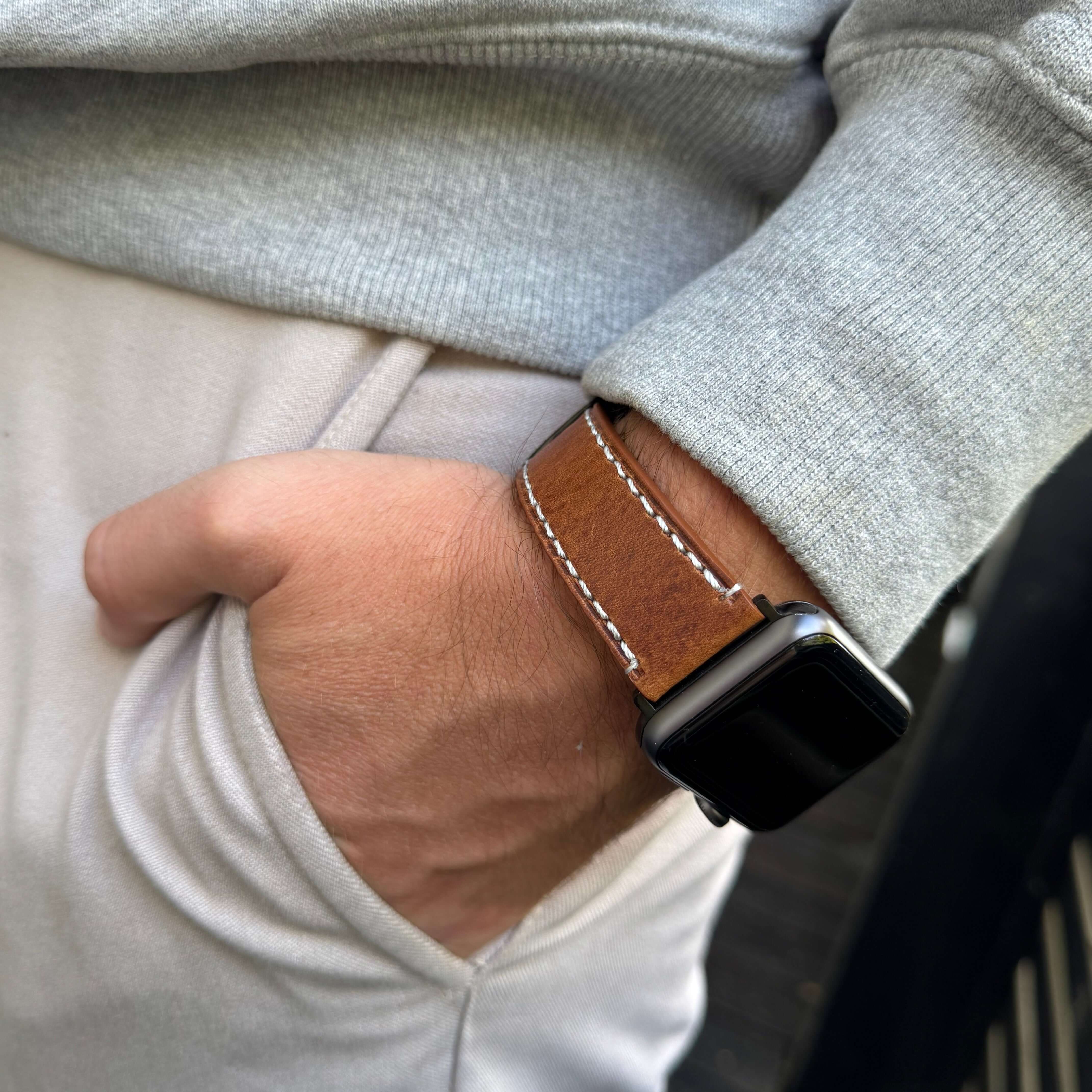 Extra breites 24mm BIO-Leder Armband an einer Apple Watch Ultra, getragen von einem Mann, handgefertigt in Deutschland.