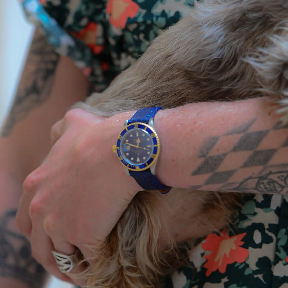 Mattes Alligator Uhrenarmband – Krokodilleder aus Louisiana, blaues Band an Arm mit Uhr, Detailaufnahme des luxuriösen Leders.