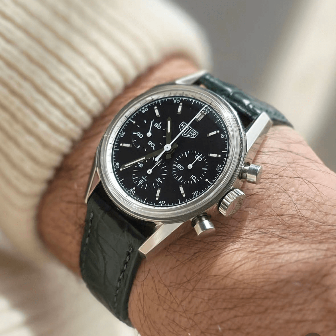 Arm mit Uhr auf dem Mattes Alligator Uhrenarmband – Krokodilleder aus Louisiana in Schwarz, elegant und luxuriös, getragen.