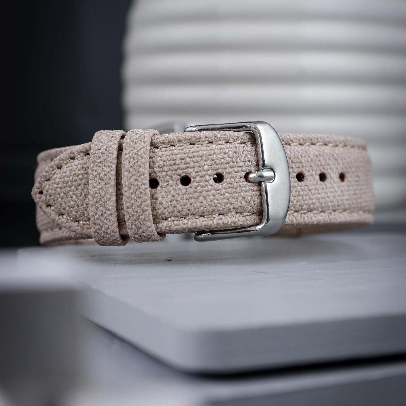 Elegantes Canvas Uhrenarmband Baumwolle in beige mit klassischem Verschluss, modischer Stil für den anspruchsvollen Mann.