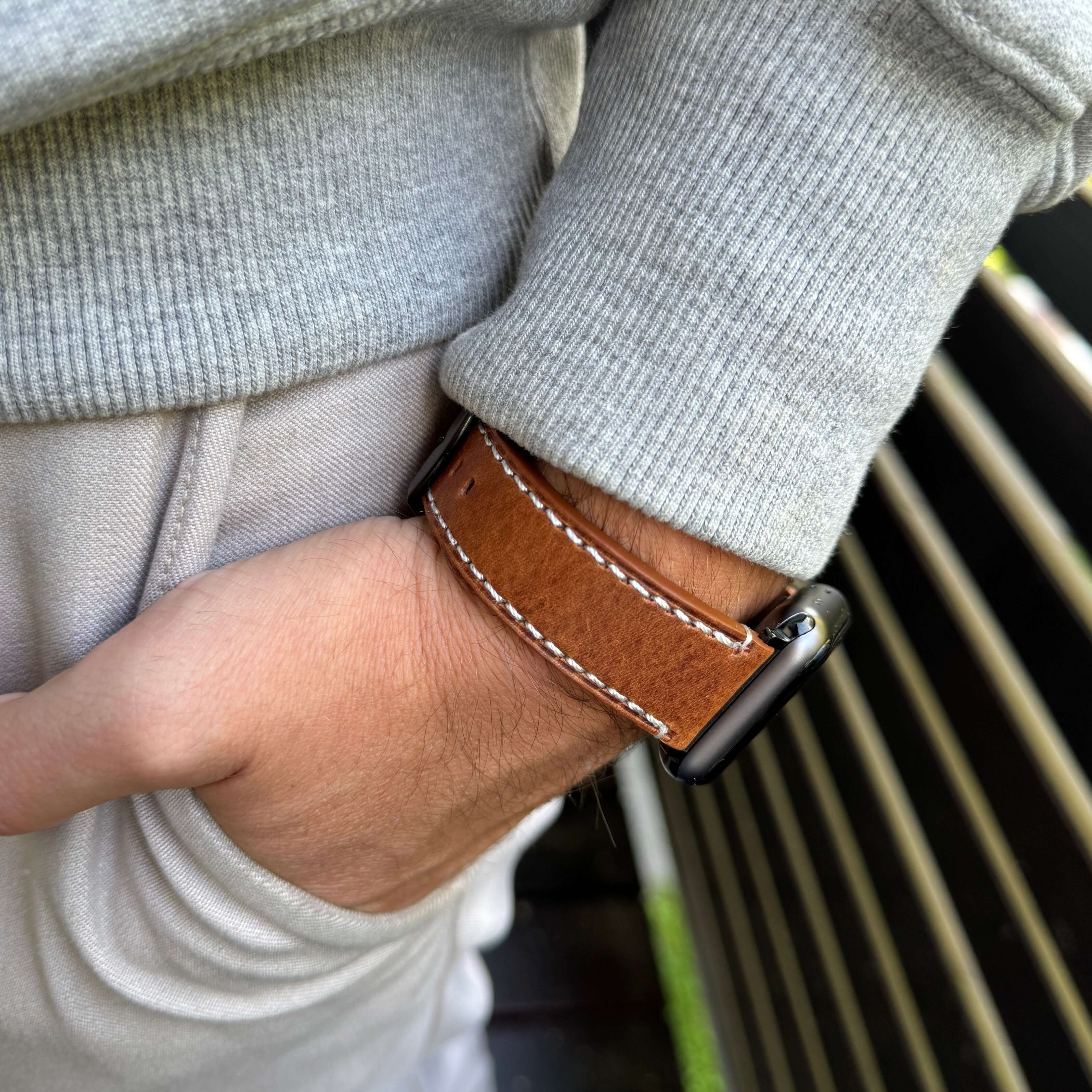 Extra breites 24mm BIO-Lederarmband für Apple Watch Ultra, getragen an einem Handgelenk, handgefertigt in Deutschland, pflanzlich gegerbt.