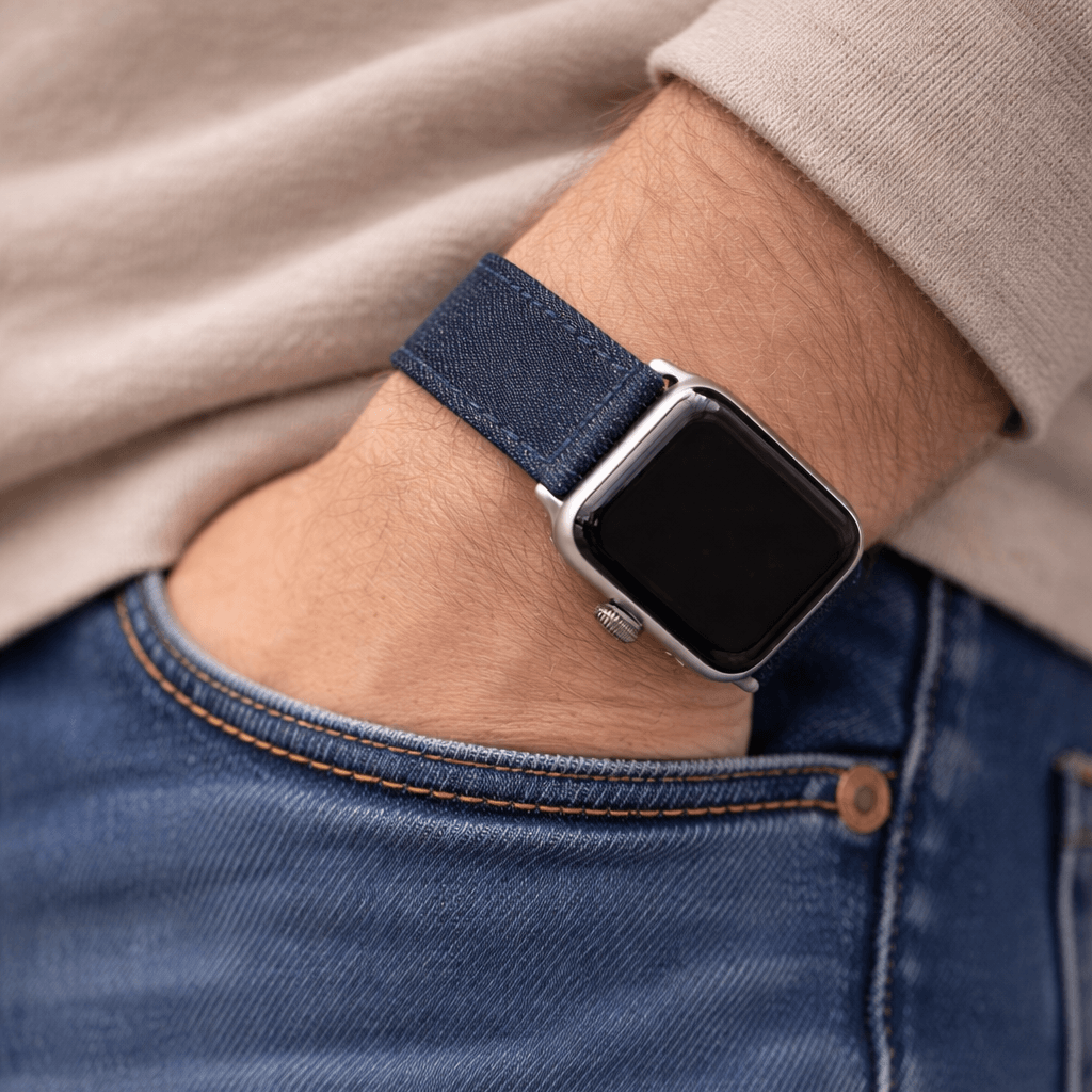 Dunkelblaues Apple Watch Armband Denim – Handgefertigt in Deutschland, getragen an Handgelenk