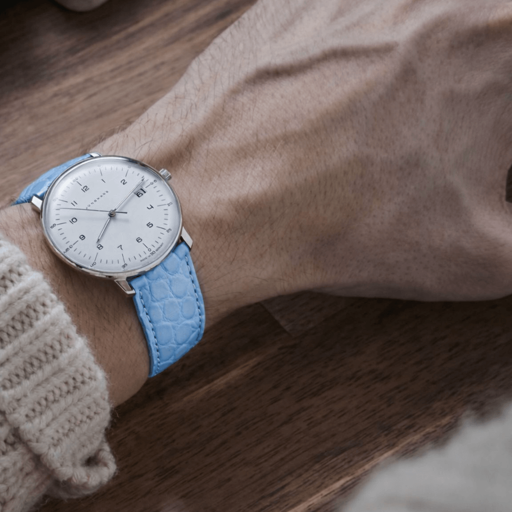 Frosted – Armband aus edlem, matt gefinishtem Louisiana-Alligatorleder in Blau an einer Uhr, getragen am Handgelenk.