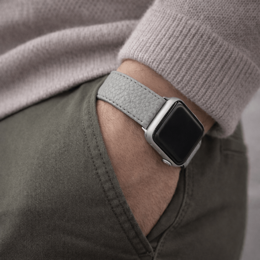 Uhrenarmband Apple Watch – Handgefertigtes Hirschleder am Handgelenk eines Mannes, stilvoll und luxuriös für Apple Watches geeignet.