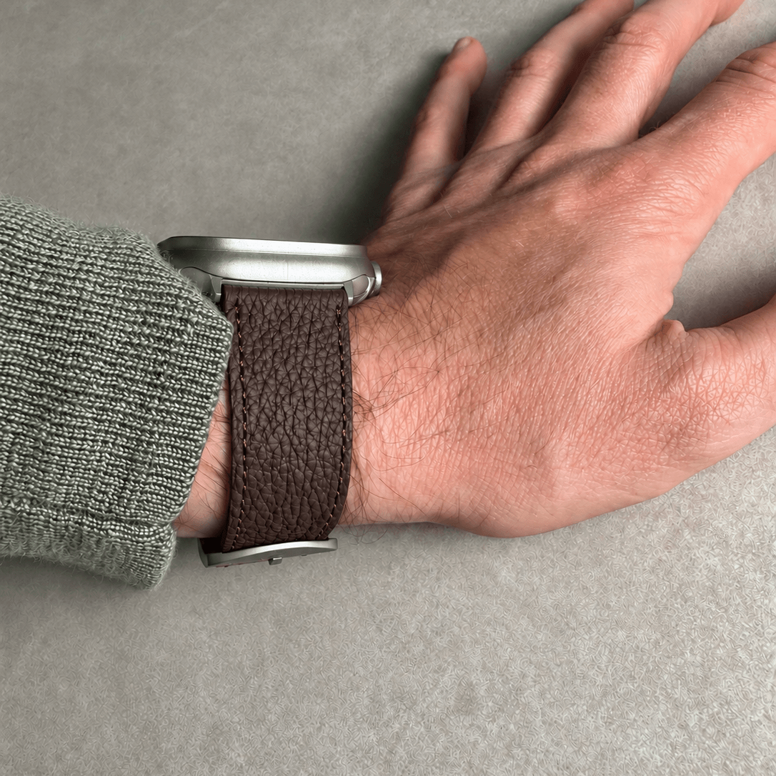 Dunkelbraunes Lederarmband für Apple Watch aus Togoleder am Handgelenk, luxuriöses Design, starker Griff.