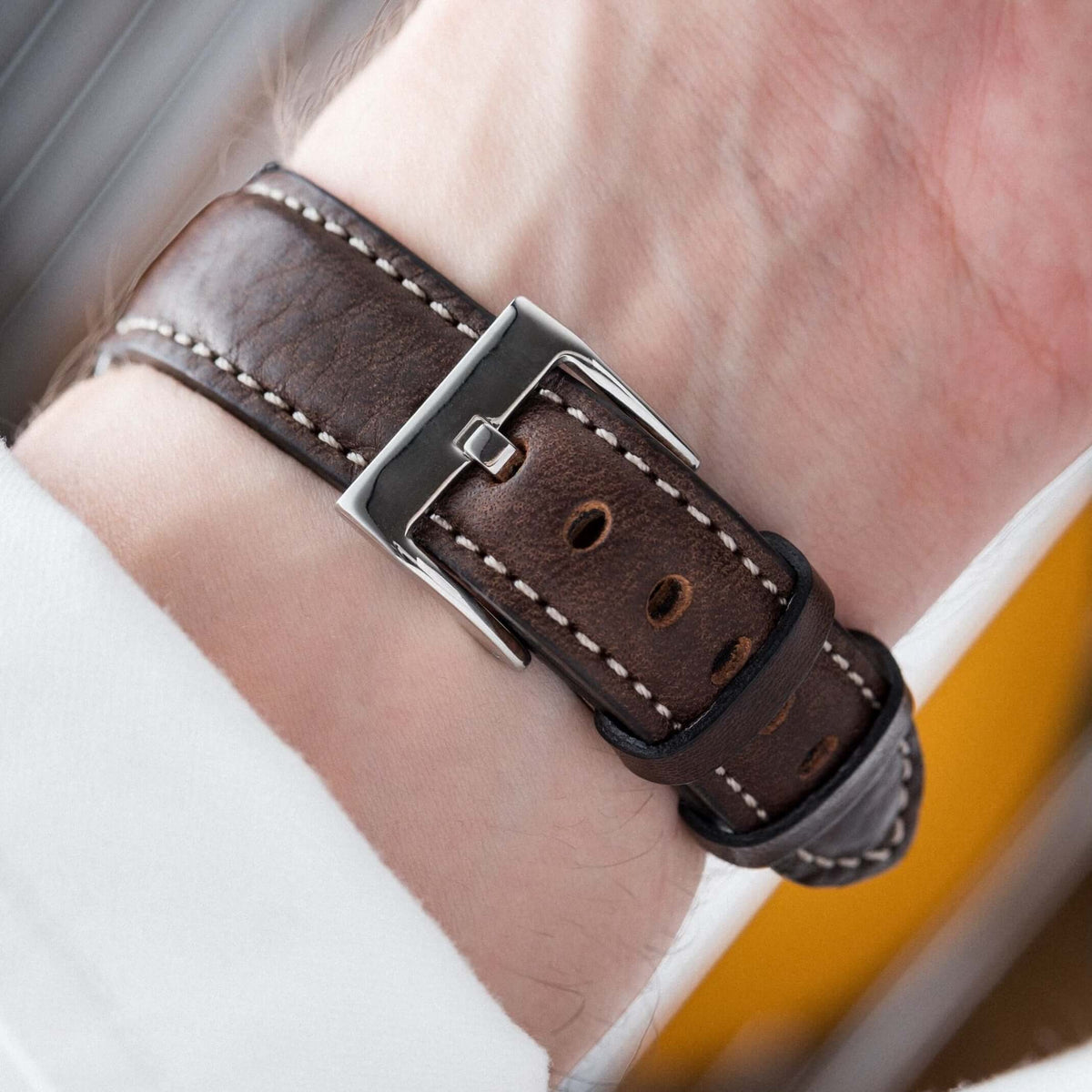 Casablanca – Armband aus vegetabil gegerbtem Leder, braunes Rindleder mit edler Schnalle am Handgelenk.