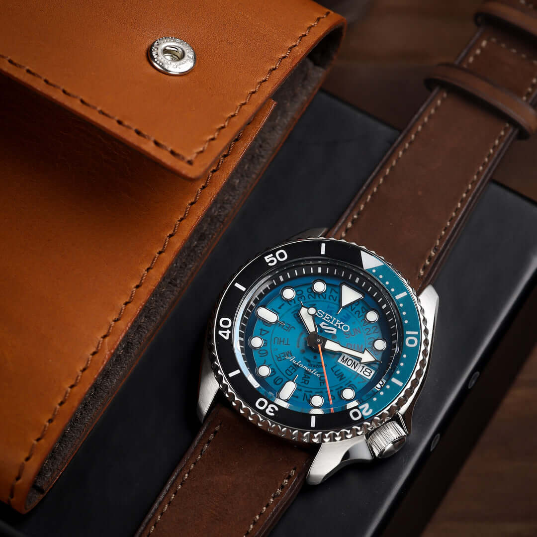 Nubukleder Mountain Bear – Ersatzband für Vintage Uhren, braunes Lederarmband mit blauer Taucheruhr und Ledertasche