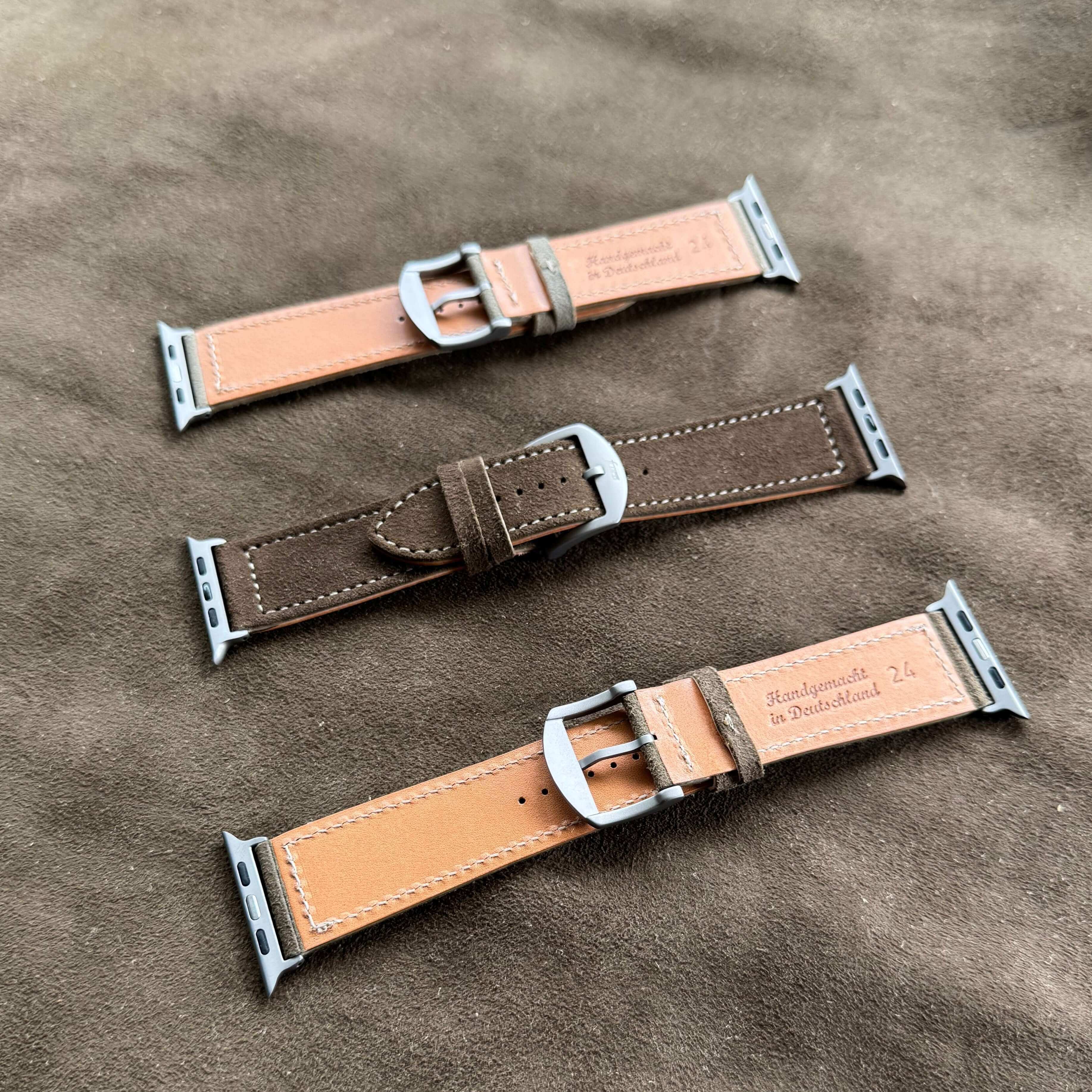 Dunkelbraunes Apple Watch Ultra Lederhosen Armband – aus altsämisch gegerbtem Hirschleder auf Lederuntergrund gezeigt.