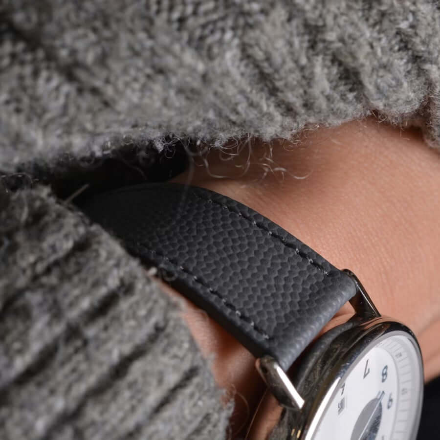 Detailansicht eines hochwertigen Uhrenarmbands aus Kaviarleder in Kaviar Beige, das einem Handgelenk Luxus verleiht.