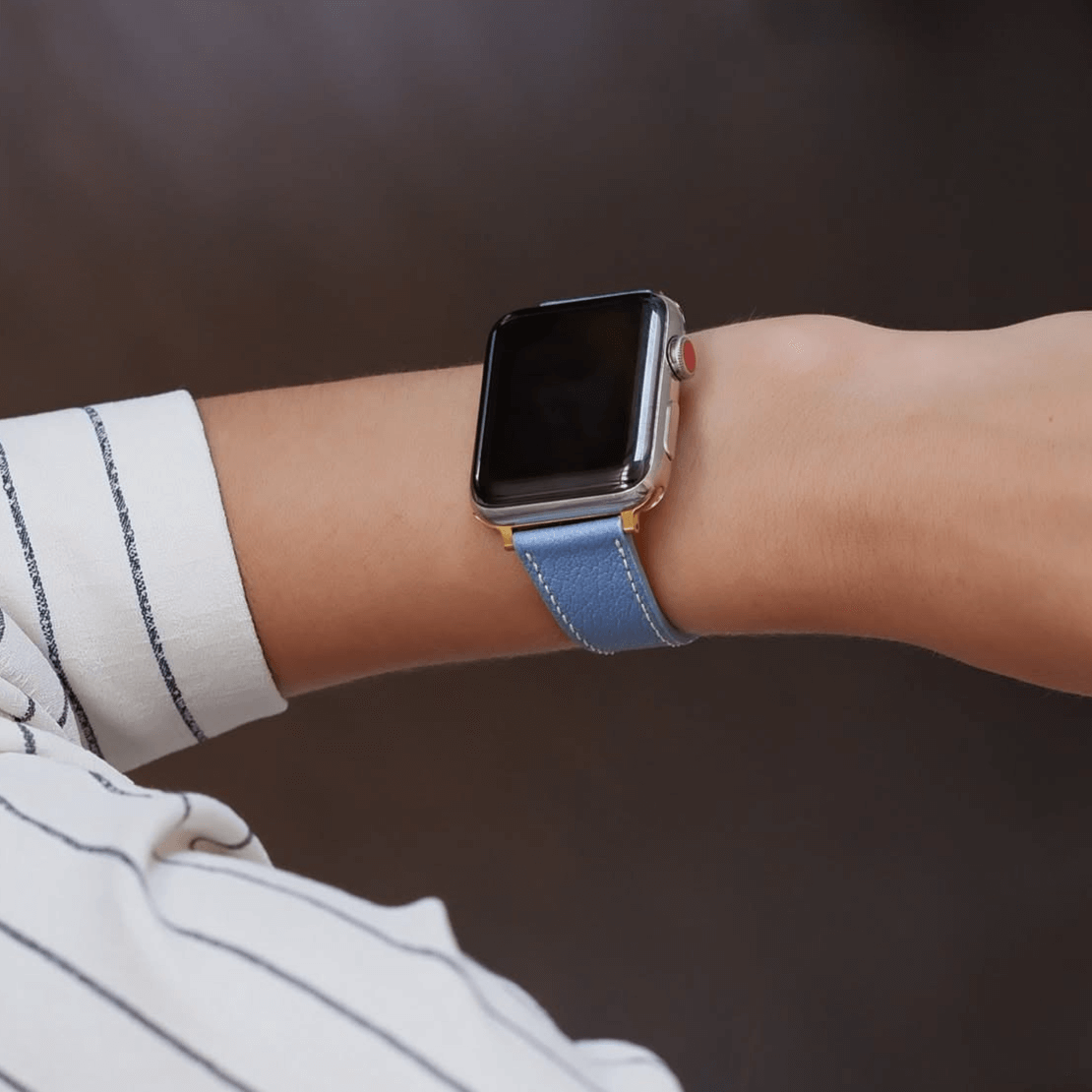 Hellblau kurzes Apple Watch Armband- Biarritz aus Ziegenleder, getragen am Handgelenk, modernes Design, hochwertig