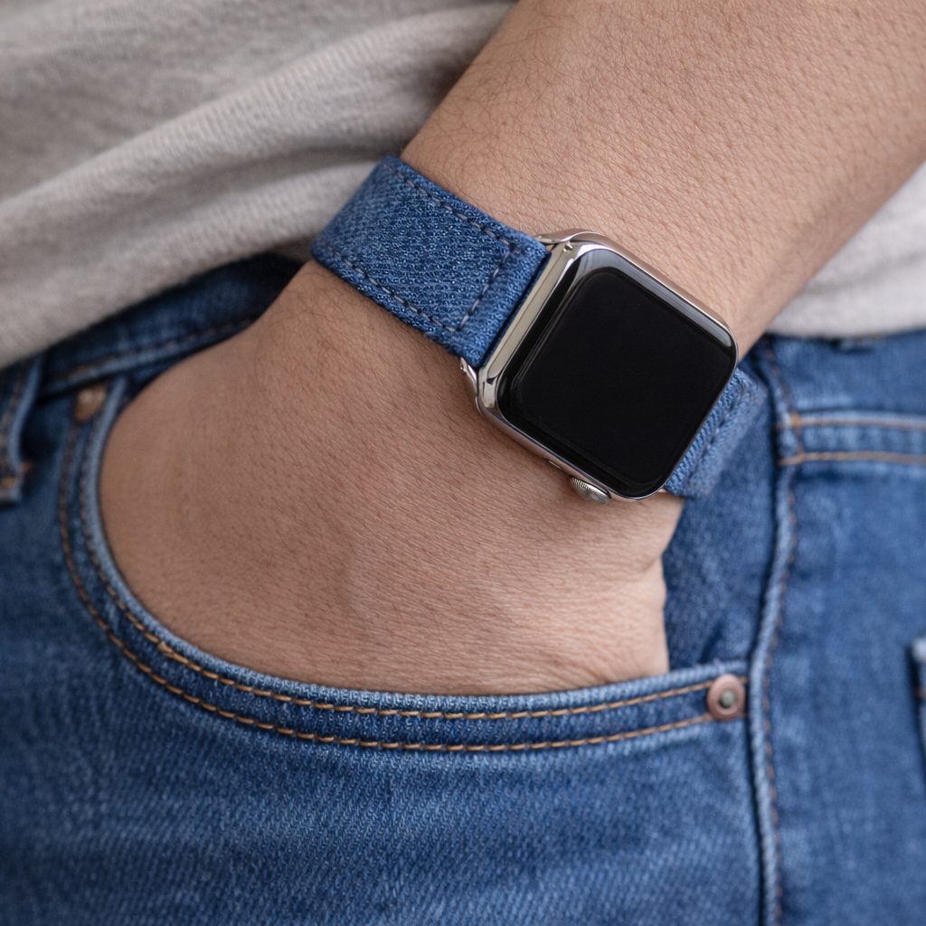 Hellblaues Apple Watch Armband Denim – Handgefertigt in Deutschland am Handgelenk in naher Ansicht.